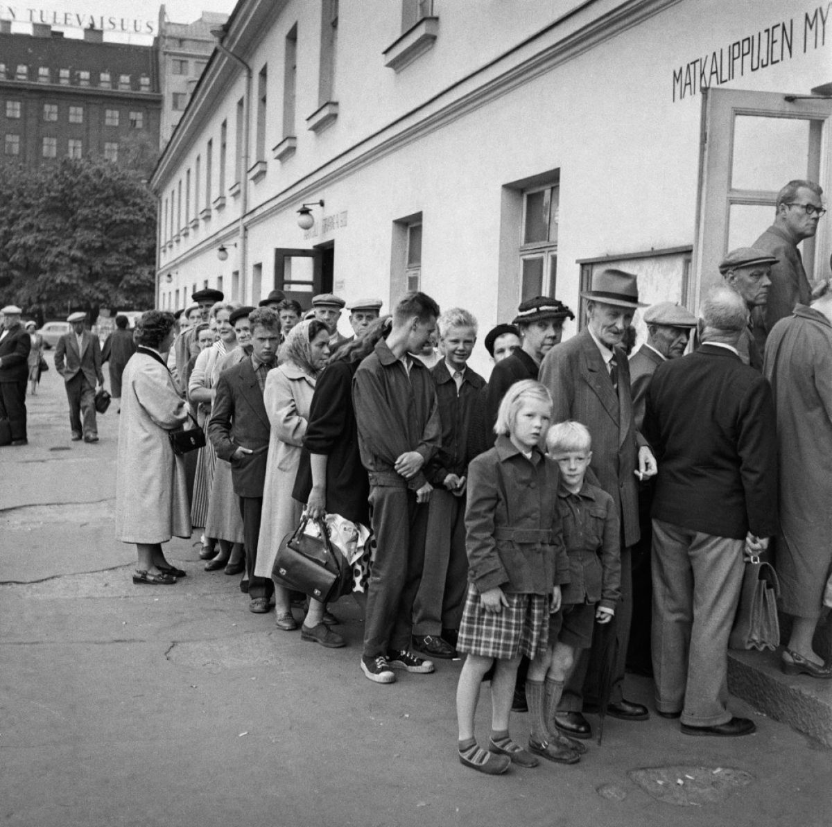 Bussilippujono Helsingin linja-autoaseman ulkopuolella 15.5.1956. Kuva: HBL / Journalistinen kuva-arkisto JOKA / Museovirasto