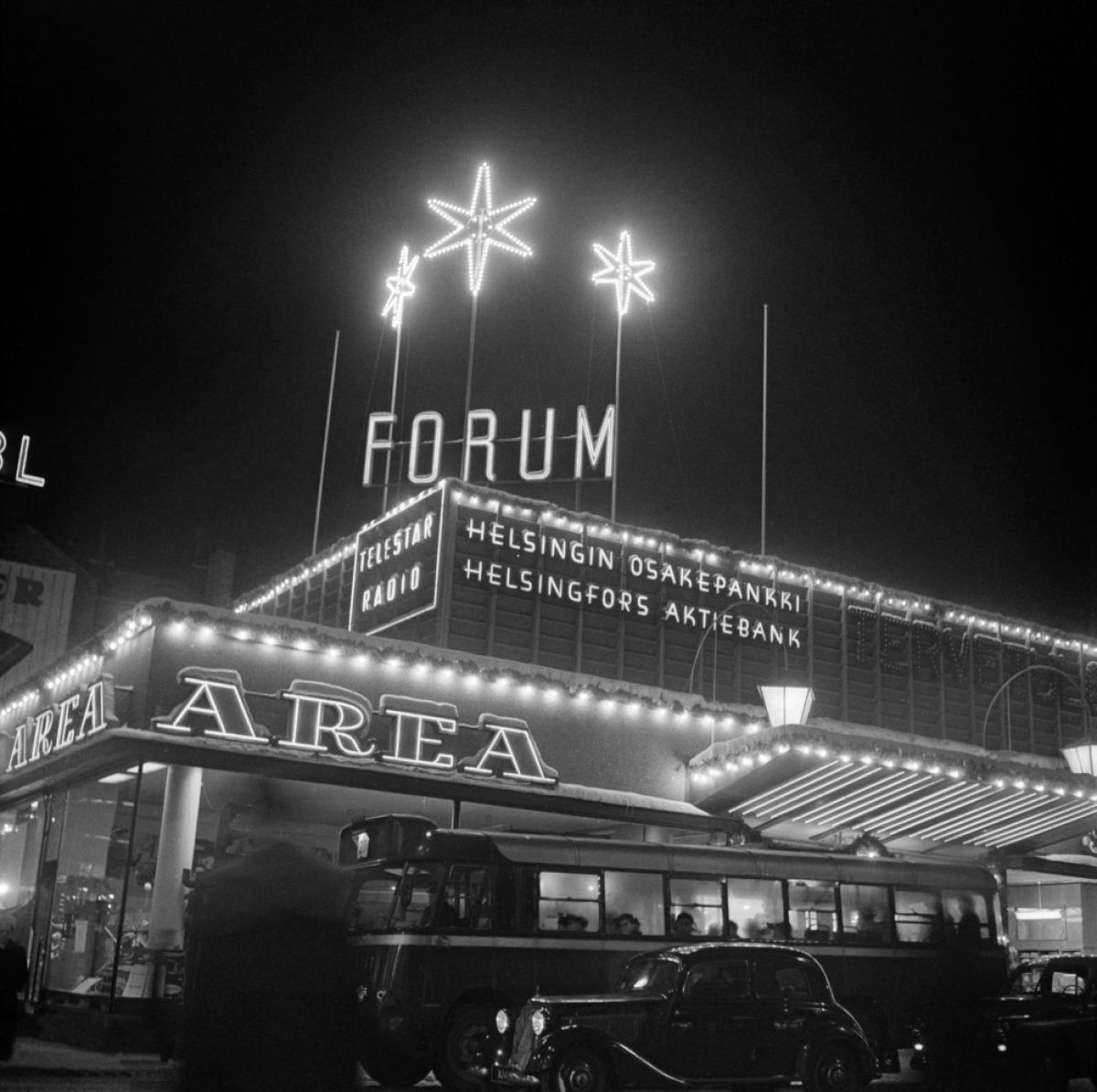 Vanha Forumin kauppakeskus jouluvalaistuksessa vuonna 1956. Kuva: Hugo Sundström / HBL / Journalistinen kuva-arkisto JOKA / Museovirasto