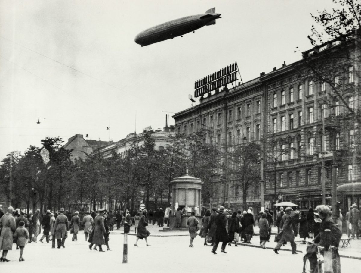 Ilmalaiva Graf Zeppelin Heikinpuiston yllä Helsingissä 24.9.1930. Kuva: Hugo Sundström / HBL / Journalistinen kuva-arkisto JOKA / Museovirasto