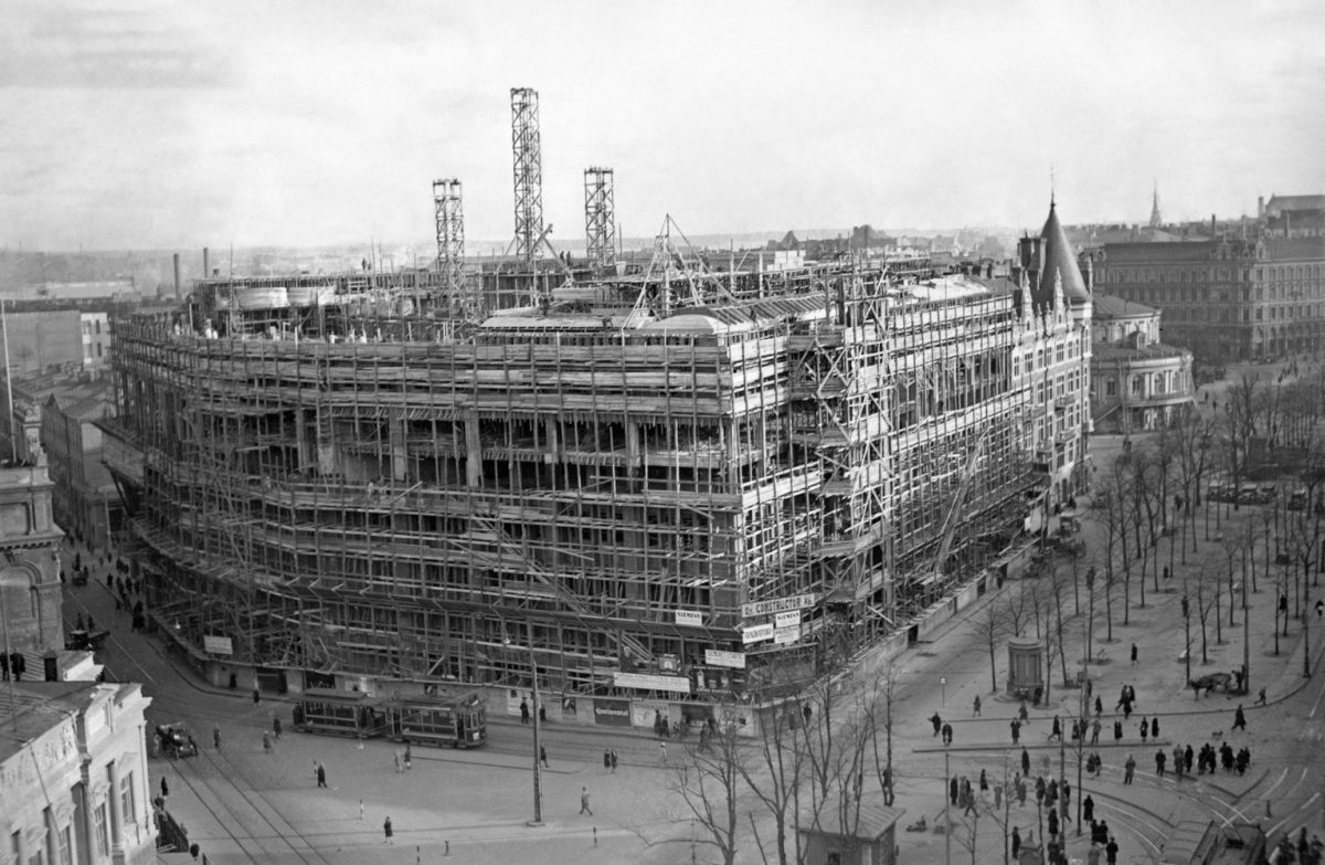 Stockmannin tavarataloa rakennetaan Itäisen Heikinkadun varteen Helsingissä vuonna 1930. Kuva: Hugo Sundström / HBL / Journalistinen kuva-arkisto JOKA / Museovirasto