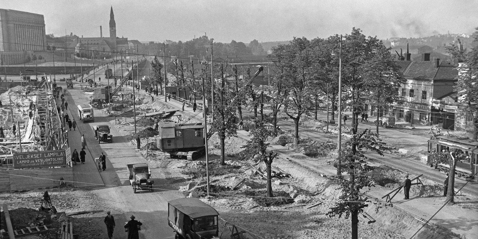Heikinpuiston puita siirretään Heikinkadulle Kamppiin Helsingissä 5.9.1935. Kuva: Hugo Sundström / HBL / Journalistinen kuva-arkisto JOKA / Museovirasto. Objektinumero: JOKAHBL3B_F10:1 Heikinpuiston puita siirretään Heikinkadulle Kamppiin Helsingissä 5.9.1935. Kuva: Hugo Sundström / HBL / Journalistinen kuva-arkisto JOKA / Museovirasto. Objektinumero: JOKAHBL3B_F10:1