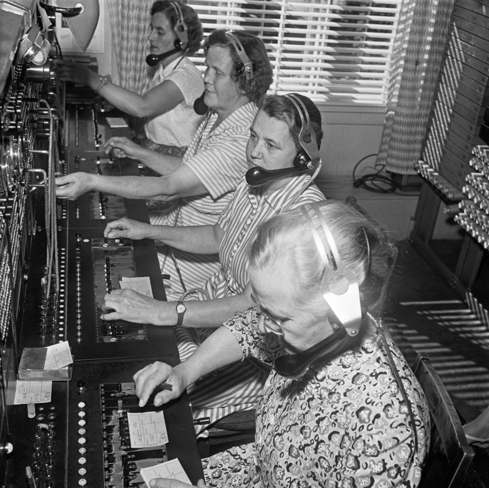 The telephone switchboard, 1958. Image: Bror Brandt / Västra Nyland / Press Photo Archive JOKA / Finnish Heritage Agency. Objektinumero: JOKAVN4A1I42:1