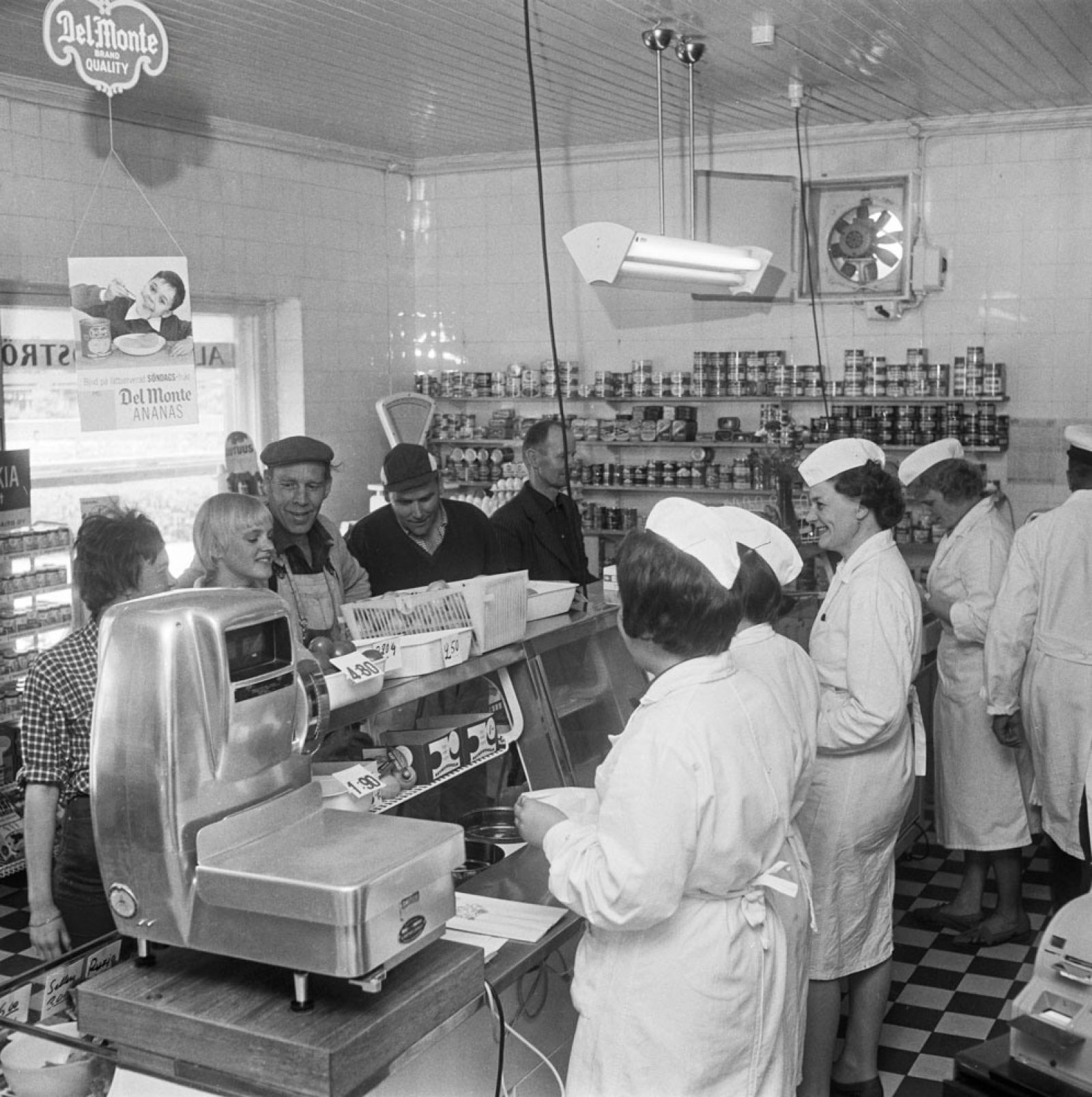 The grocery store, 1964. Image: Bror Brandt / Västra Nyland / Press Photo Archive JOKA / Finnish Heritage Agency. Objektinumero: JOKAVN4A2E73:3