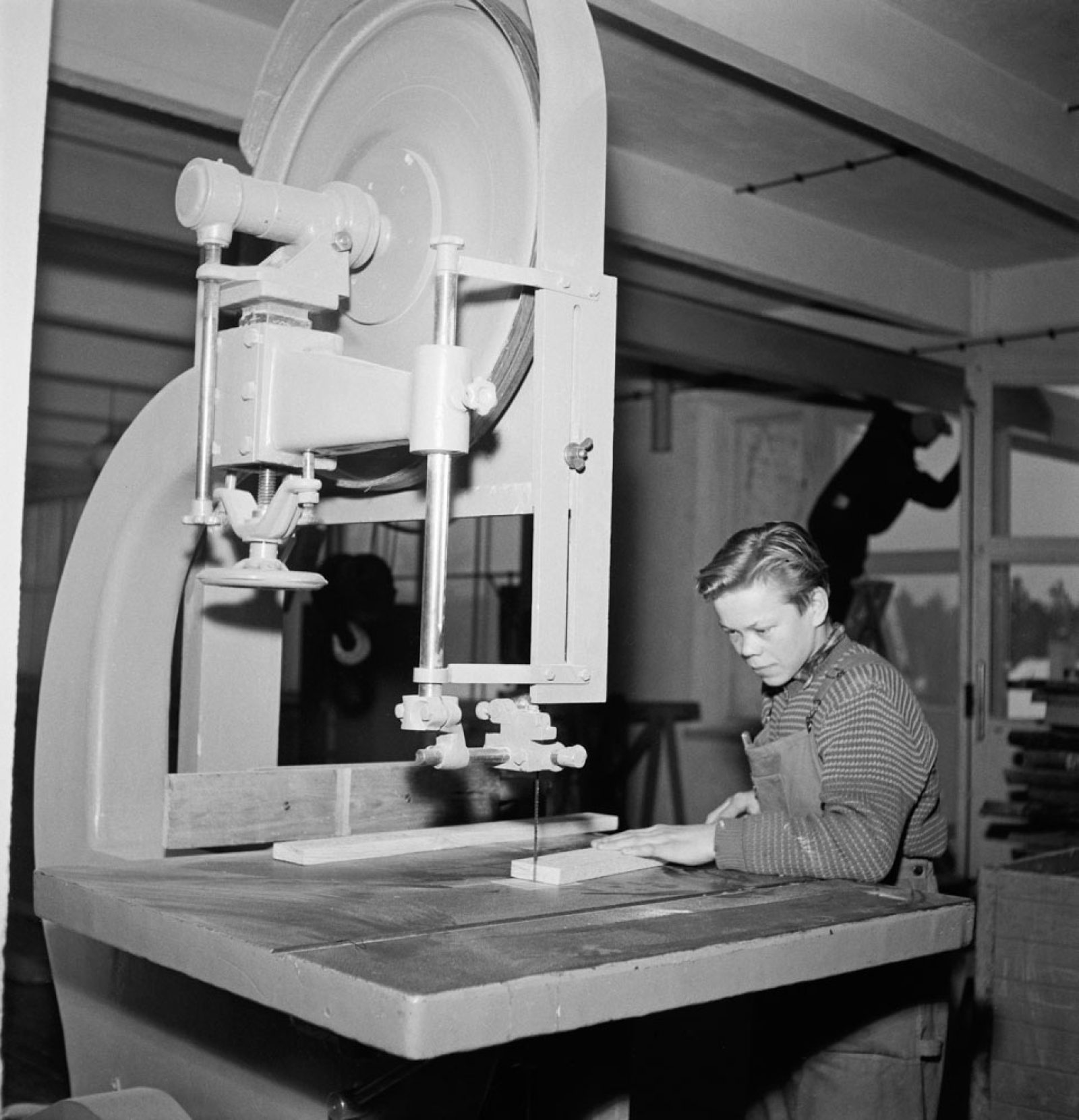 A vocational school student, 1955. Image: Bror Brandt / Västra Nyland / Press Photo Archive JOKA / Finnish Heritage Agency. Objektinumero: JOKAVN4A1F11:3