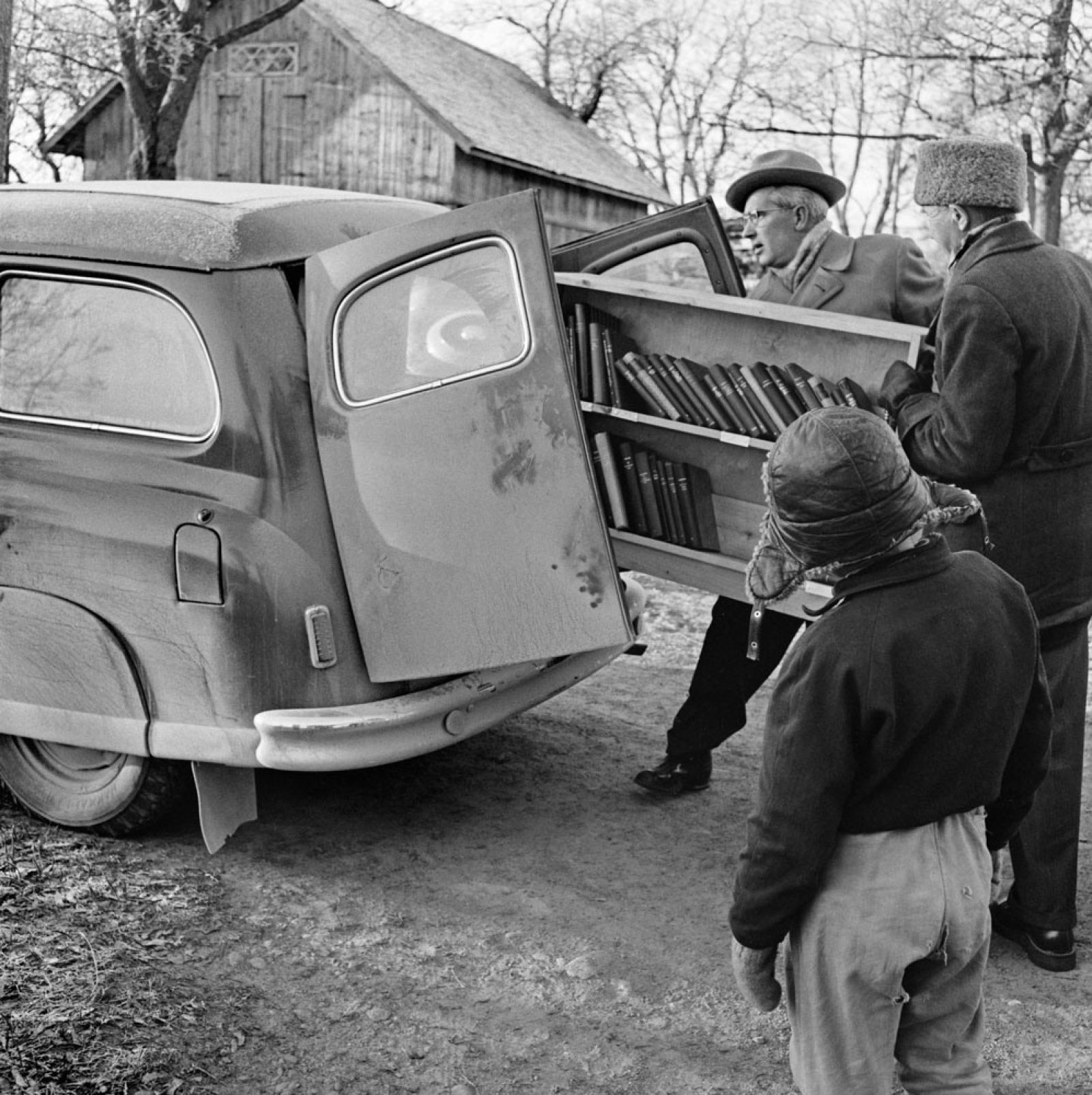 The mobile library, 1956. Image: Bror Brandt / Västra Nyland / Press Photo Archive JOKA / Finnish Heritage Agency. Objektinumero: JOKAVN4A1G46:2