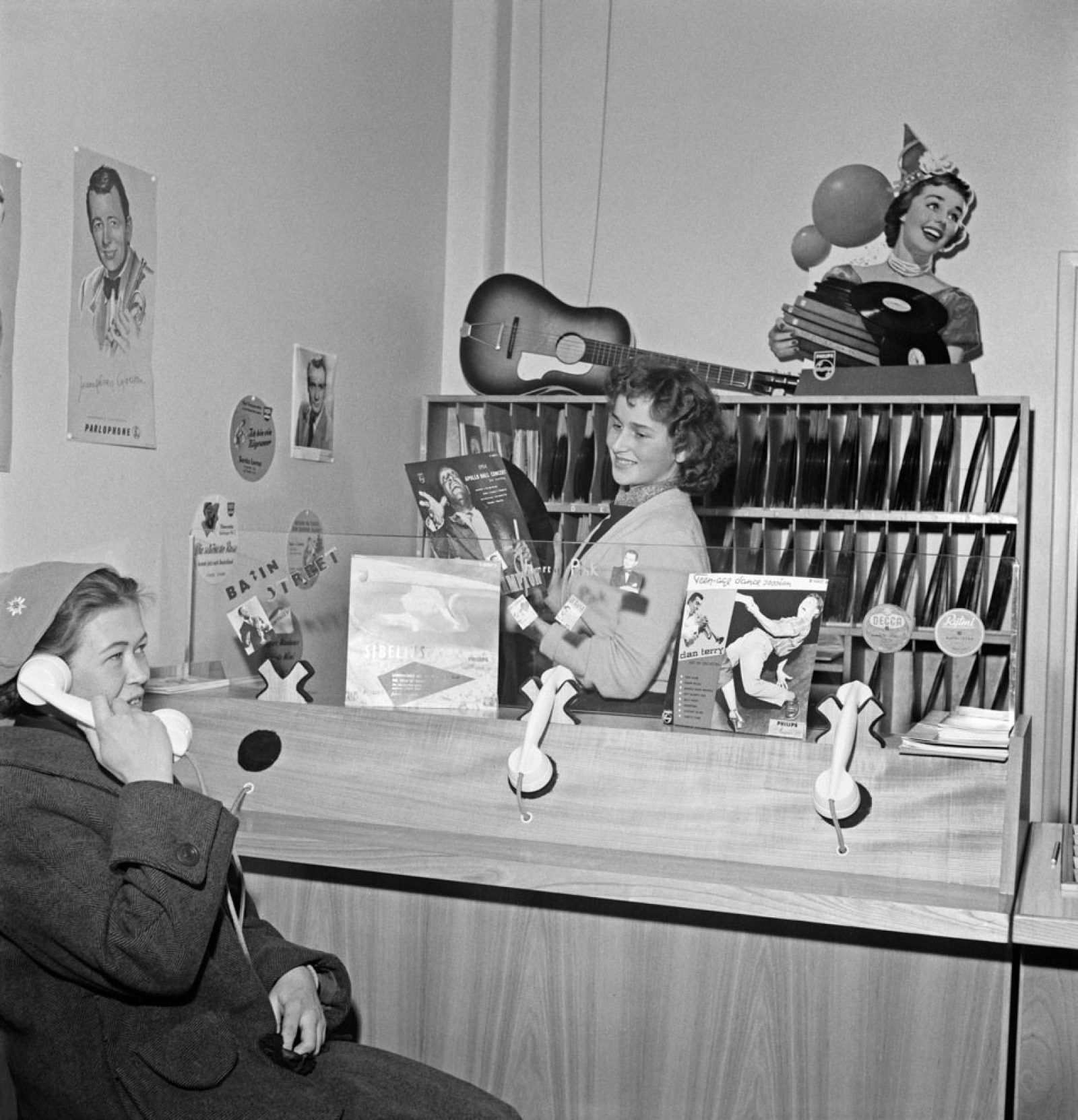 The Record Bar, 1955. Image: Bror Brandt / Västra Nyland / Press Photo Archive JOKA / Finnish Heritage Agency. Objektinumero: JOKAVN4A1F23:1