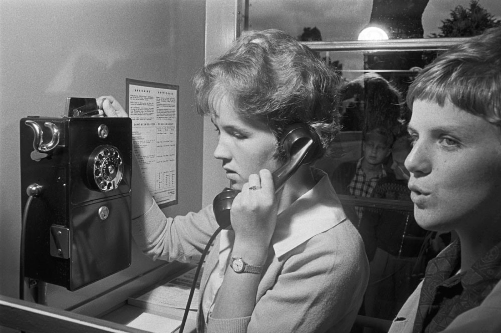 The telephone kiosk, 1961. Image: Bror Brandt / Västra Nyland / Press Photo Archive JOKA / Finnish Heritage Agency. Objektinumero: JOKAVN4A2D23:1