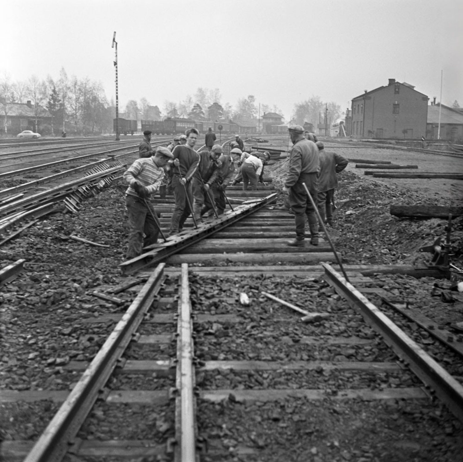 The railway is being refurbished, 1959. Image: Bror Brandt / Västra Nyland / Press Photo Archive JOKA / Finnish Heritage Agency. Objektinumero: JOKAVN4A1J29:1