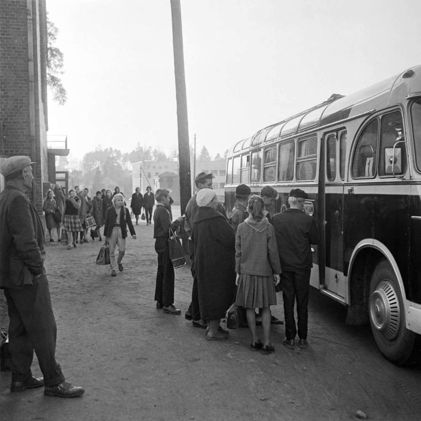 The bus station, 1961. Image: Bror Brandt / Västra Nyland / Press Photo Archive JOKA / Finnish Heritage Agency. Objektinumero: JOKAVN4A2B33:2