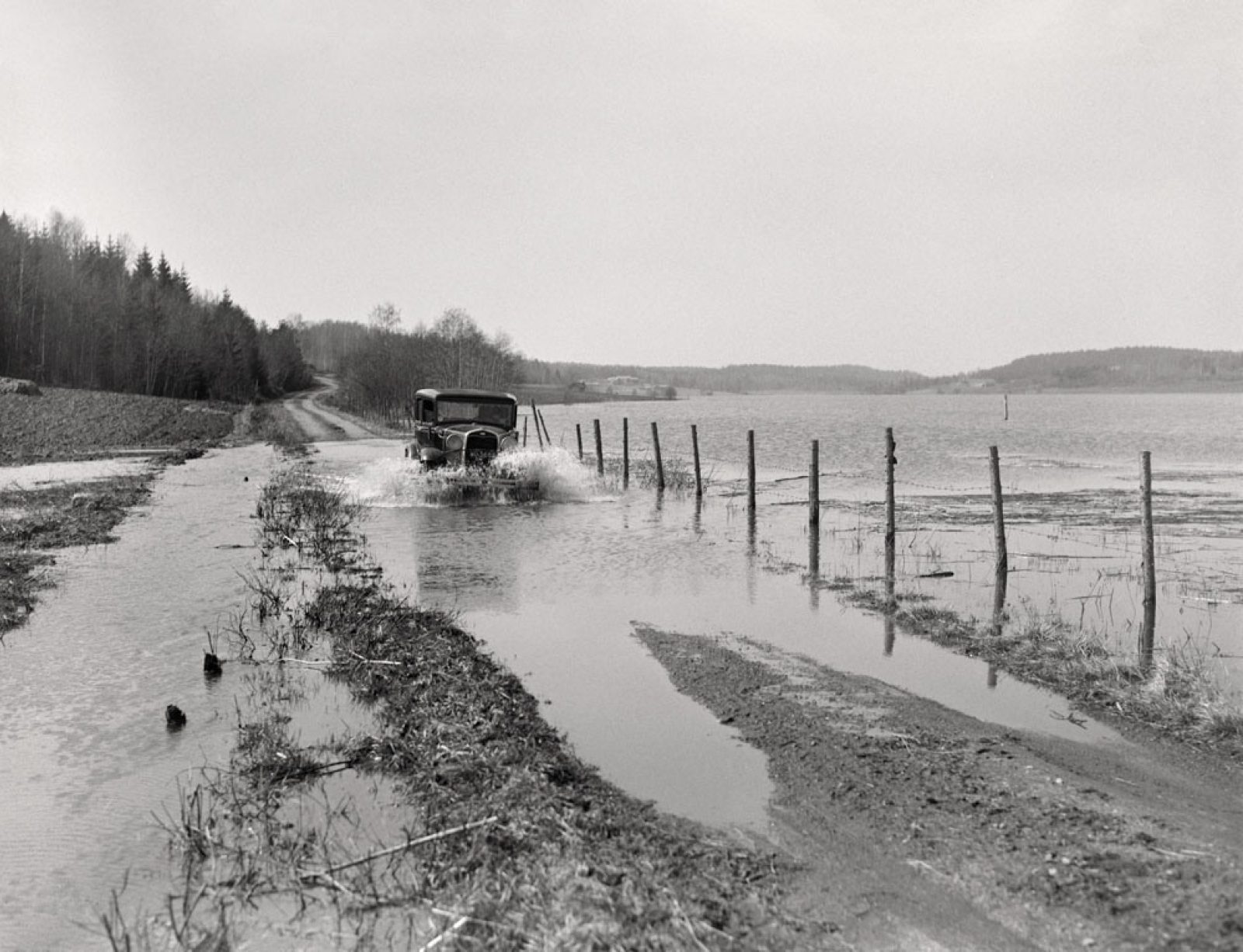 By the Mustionjoki river, 1950. Image: Bror Brandt / Västra Nyland / Press Photo Archive JOKA / Finnish Heritage Agency. Objektinumero: JOKAVN4A1A22:1