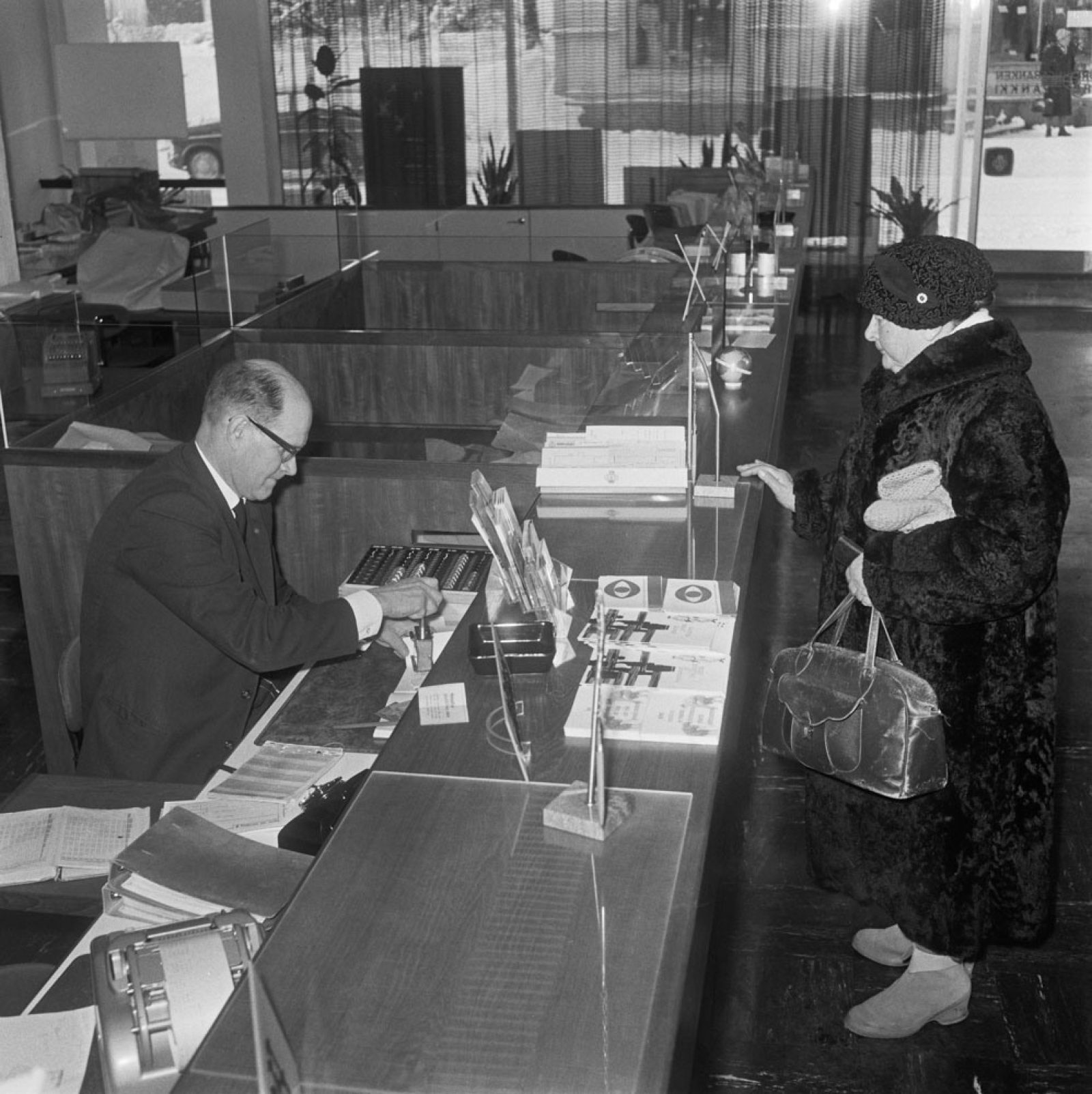 In the Bank, 1963. Image: Bror Brandt / Västra Nyland / Press Photo Archive JOKA / Finnish Heritage Agency. Objektinumero: JOKAVN4A2D07:3
