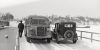 Bromarf-Ekenäs bussen och en personbil på Pojoviksbron i Ekenäs 11.2.1950. Bild: Bror Brandt / Västra Nyland / Journalistiska bildarkivet JOKA / Museiverket. Objektinumero: JOKAVN4A1A04:1