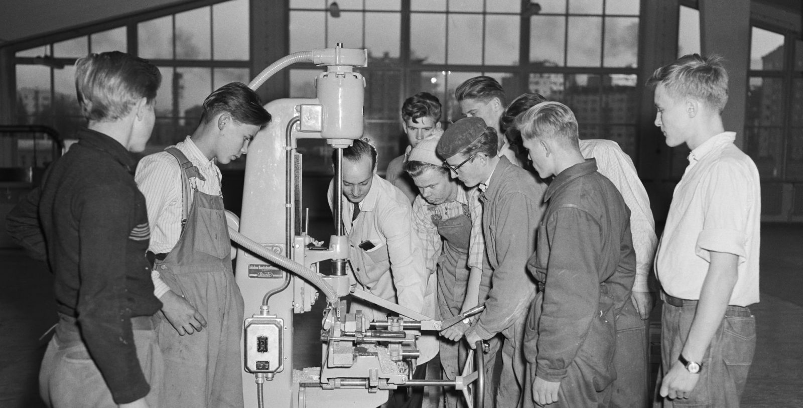 Opiskelijoita Lahden ammattikoulun puusepänlinjalla vuonna 1955. Kuva: UA Saarinen / JOKA / Museovirasto. Objektinumero: JOKAUAS_3121_12 Opiskelijoita Lahden ammattikoulun puusepänlinjalla vuonna 1955. Kuva: UA Saarinen / JOKA / Museovirasto. Objektinumero: JOKAUAS_3121_12