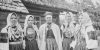 Sånggrupp från byn Tiirhanna i Estland 1912 (beskuren bild), A. O. Väisänen / Museiverkets Bildsamlingar. Objektinumero: SUK127:45