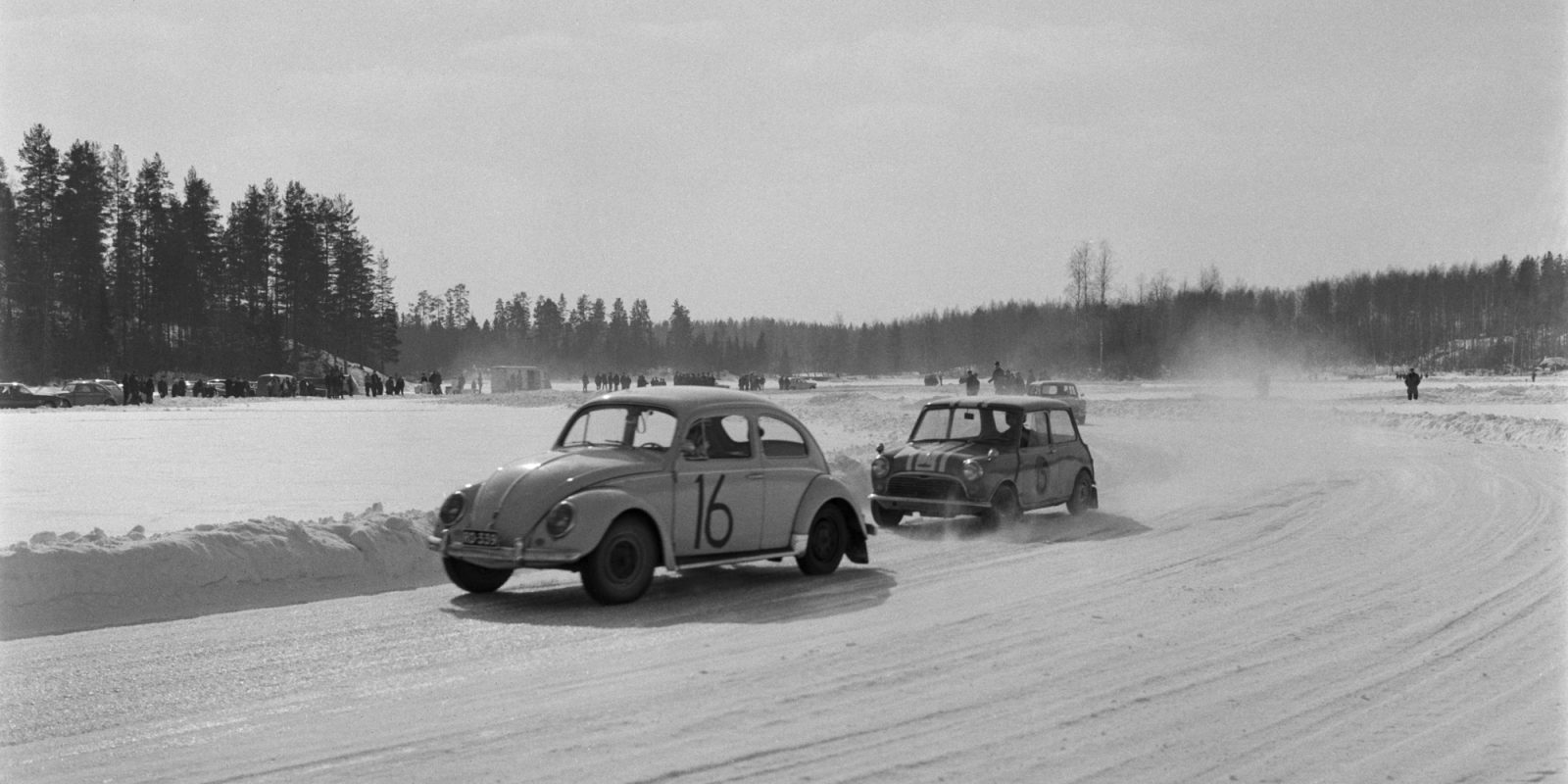 Jäärata-ajot Ala-Pajujärven jäällä Heinolassa 22.3.1964 (kuva rajattu), Itä-Häme / JOKA / Museovirasto. Objektinumero: JOKAIH2N04:2 Jäärata-ajot Ala-Pajujärven jäällä Heinolassa 22.3.1964 (kuva rajattu), Itä-Häme / JOKA / Museovirasto. Objektinumero: JOKAIH2N04:2