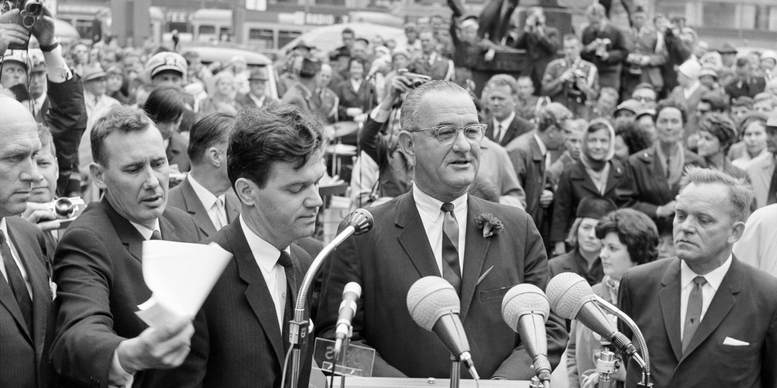 Yhdysvaltain varapresidentti Lyndon B. Johnson puhuu Kolmen sepän aukiolla Helsingissä 1963 (kuva rajattu), UA Saarinen / JOKA / Museovirasto. Objektinumero: JOKAUAS2_10917:6 Yhdysvaltain varapresidentti Lyndon B. Johnson puhuu Kolmen sepän aukiolla Helsingissä 1963 (kuva rajattu), UA Saarinen / JOKA / Museovirasto. Objektinumero: JOKAUAS2_10917:6