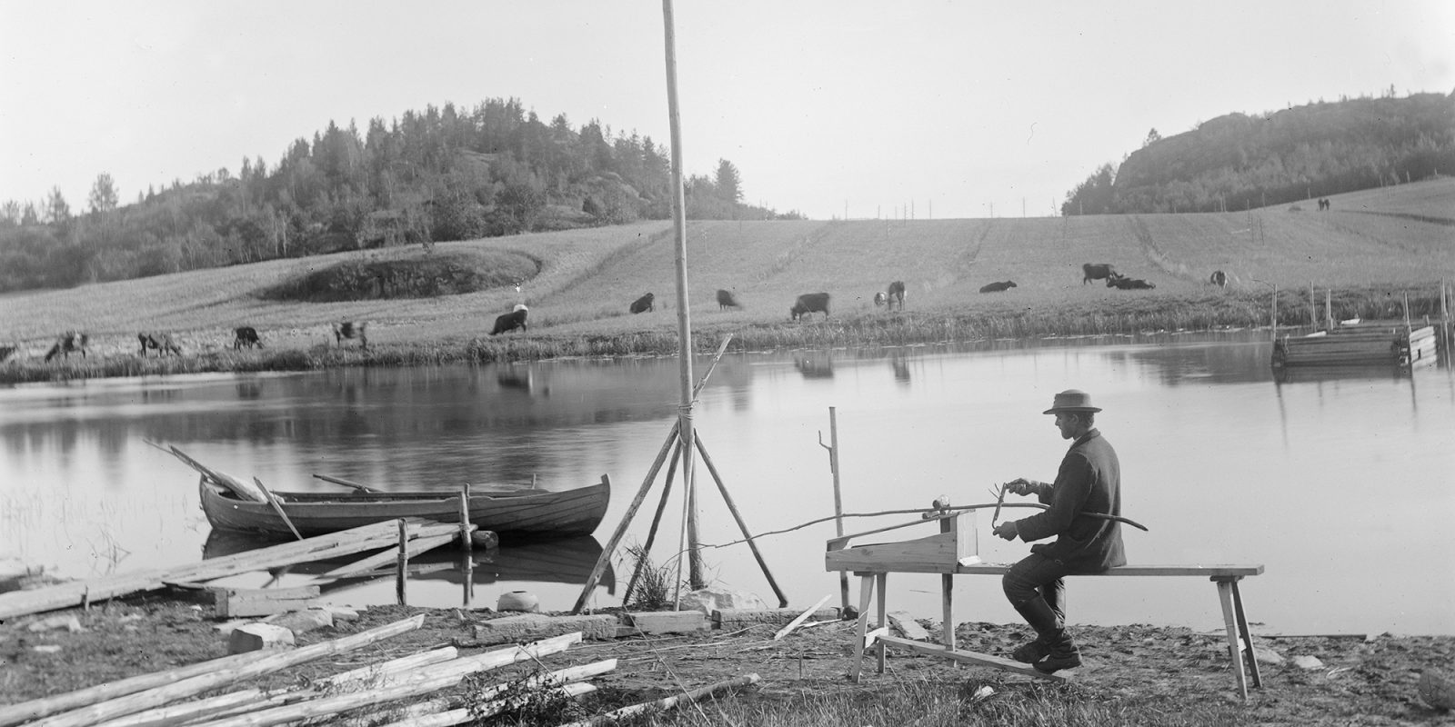 Panttauspenkki Hiitolassa ennen vuotta 1908 (kuva rajattu), U. T. Sirelius / Museoviraston Kuvakokoelmat. Objektinumero: KK1542:35 Panttauspenkki Hiitolassa ennen vuotta 1908 (kuva rajattu), U. T. Sirelius / Museoviraston Kuvakokoelmat. Objektinumero: KK1542:35