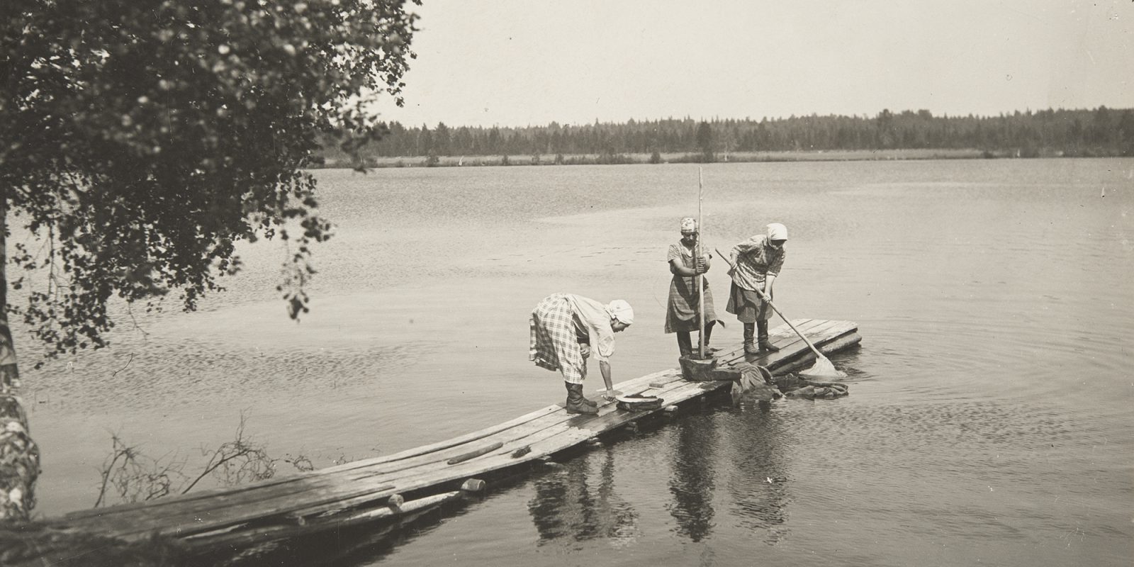 Pyykinpesua Hautavaaran kylässä Suojärvellä 1929 (kuva rajattu), Tyyni Vahter / Museoviraston Kuvakokoelmat. Objektinumero: KK1543:42 Pyykinpesua Hautavaaran kylässä Suojärvellä 1929 (kuva rajattu), Tyyni Vahter / Museoviraston Kuvakokoelmat. Objektinumero: KK1543:42