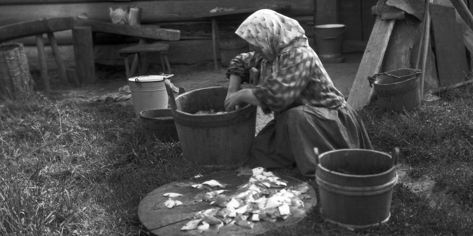 Nainen suolaa perattuja kampeloita Liiviinmaalla 1912 (kuva rajattu), Vilho Setälä / Museoviraston Kuvakokoelmat. Objektinumero: SUK126:74 Nainen suolaa perattuja kampeloita Liiviinmaalla 1912 (kuva rajattu), Vilho Setälä / Museoviraston Kuvakokoelmat. Objektinumero: SUK126:74