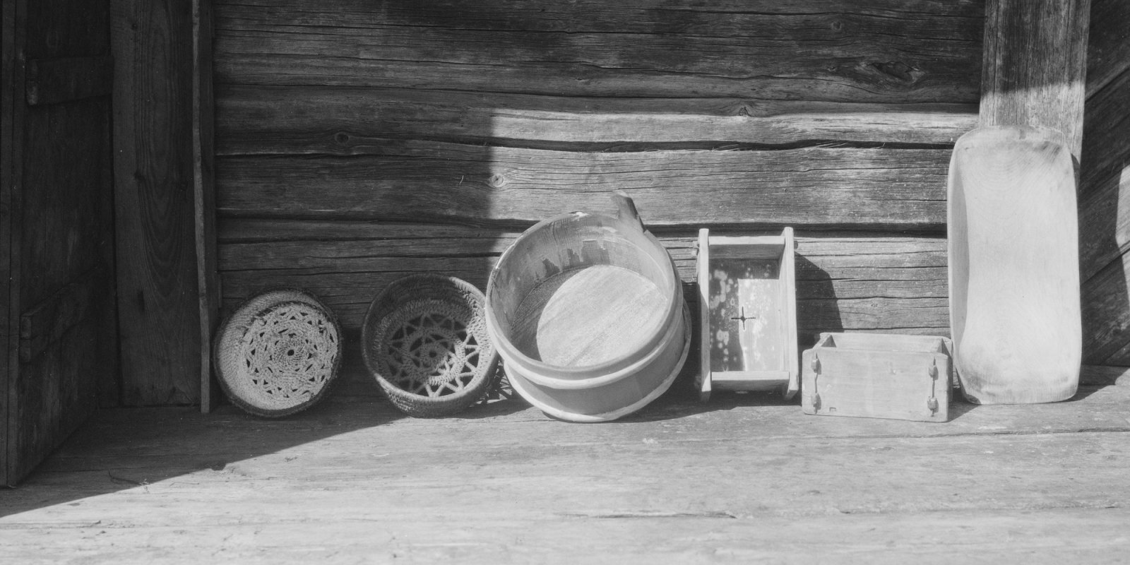Juhoilan juustokoreja, -kehiä ja -kaukaloita Ruotsissa 1930 (kuva rajattu), Helmi Helminen / Museoviraston Kuvakokoelmat. Objektinumero: SUK334:96 Juhoilan juustokoreja, -kehiä ja -kaukaloita Ruotsissa 1930 (kuva rajattu), Helmi Helminen / Museoviraston Kuvakokoelmat. Objektinumero: SUK334:96