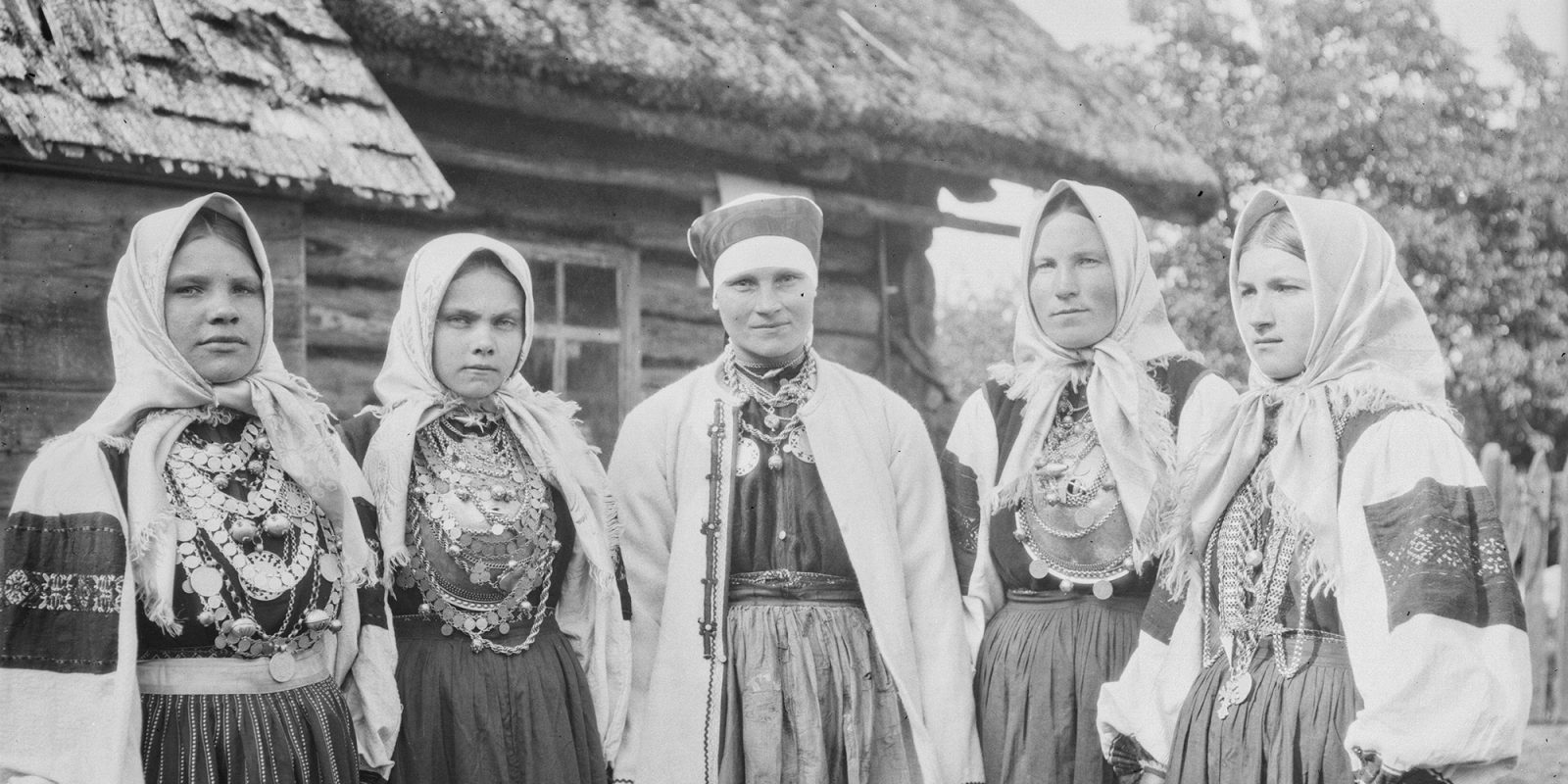 Tiirhannan kylän lauluryhmä Virossa 1912 (kuva rajattu), A. O. Väisänen / Museoviraston Kuvakokoelmat. Objektinumero: SUK127:45 Tiirhannan kylän lauluryhmä Virossa 1912 (kuva rajattu), A. O. Väisänen / Museoviraston Kuvakokoelmat. Objektinumero: SUK127:45