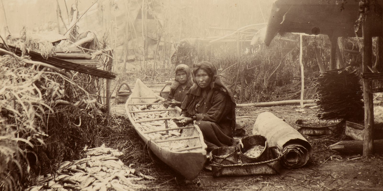 Naiset perkaamassa kaloja Poljan kylässä Siperiassa 1898 (kuva rajattu), U. T. Sirelius / Museoviraston Kuvakokoelmat. Objektinumero: SUK36:353 Naiset perkaamassa kaloja Poljan kylässä Siperiassa 1898 (kuva rajattu), U. T. Sirelius / Museoviraston Kuvakokoelmat. Objektinumero: SUK36:353