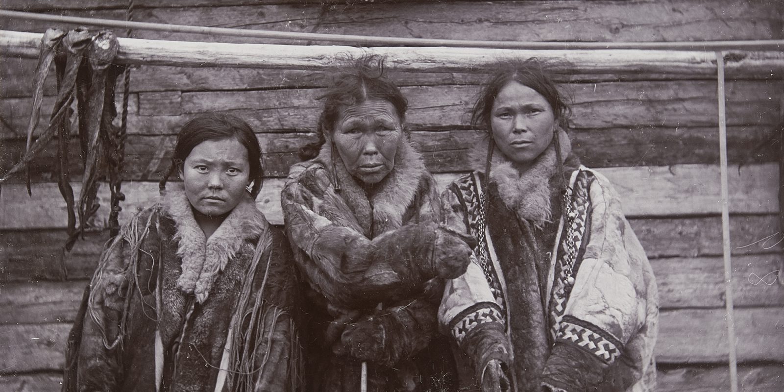 Kolme hantinaista peurantaljaisissa turkeissa Siperiassa 1899–1900 (kuva rajattu), U. T. Sirelius / Museoviraston Kuvakokoelmat. Objektinumero: SUK36:54 Kolme hantinaista peurantaljaisissa turkeissa Siperiassa 1899–1900 (kuva rajattu), U. T. Sirelius / Museoviraston Kuvakokoelmat. Objektinumero: SUK36:54