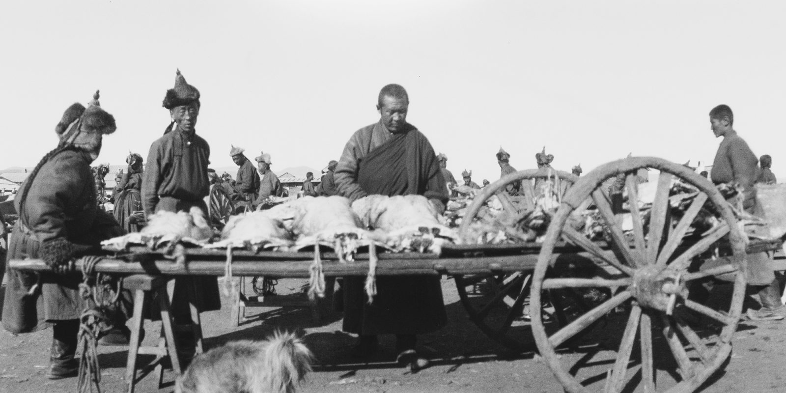 Lihakauppias vuohenrattaineen Urgan torilla Mongoliassa 1909 (kuva rajattu), Sakari Pälsi / Museoviraston Kuvakokoelmat. Objektinumero: VKK156:120 Lihakauppias vuohenrattaineen Urgan torilla Mongoliassa 1909 (kuva rajattu), Sakari Pälsi / Museoviraston Kuvakokoelmat. Objektinumero: VKK156:120
