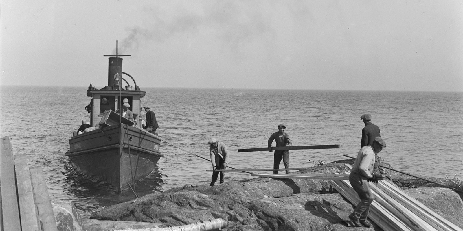 Suomalaisia rakentajia Port Arthurissa Kanadassa 1927 (kuva rajattu), Sakari Pälsi / Museoviraston Kuvakokoelmat. Objektinumero: VKK158:35 Suomalaisia rakentajia Port Arthurissa Kanadassa 1927 (kuva rajattu), Sakari Pälsi / Museoviraston Kuvakokoelmat. Objektinumero: VKK158:35