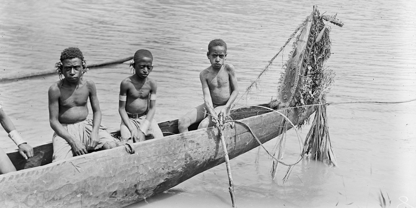 Pojat kanootissa Papua-Uusi-Guineassa 1910-1912 (kuva rajattu), Gunnar Landtman / Museoviraston Kuvakokoelmat. Objektinumero: VKK248:452 Pojat kanootissa Papua-Uusi-Guineassa 1910-1912 (kuva rajattu), Gunnar Landtman / Museoviraston Kuvakokoelmat. Objektinumero: VKK248:452