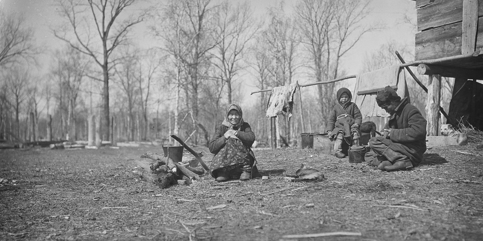 Oldžiginin perhe syömässä Kolgujakissa Siperiassa 1912 (kuva rajattu), Kai Donner / Museoviraston Kuvakokoelmat. Objektinumero: VKK532:2207 Oldžiginin perhe syömässä Kolgujakissa Siperiassa 1912 (kuva rajattu), Kai Donner / Museoviraston Kuvakokoelmat. Objektinumero: VKK532:2207