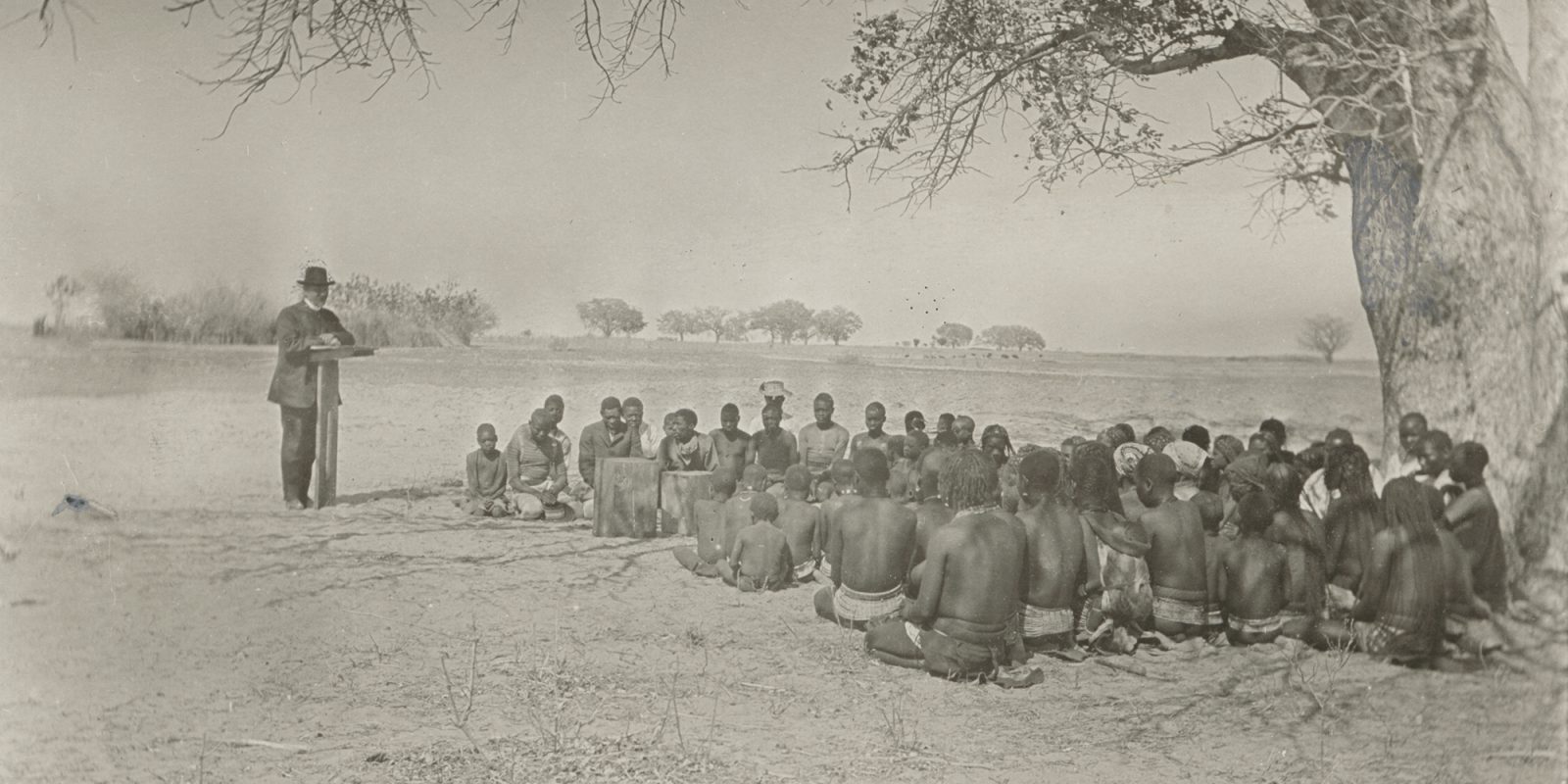 Hannu Haahti saarnaamassa Okalokossa Olukondan sivuasemalla Namibiassa 16.7.1911 (kuva rajattu), Hannu Haahti / Suomen Lähetysseura ry:n kuvakokoelma / Museoviraston Kuvakokoelmat. Objektinumero: VKKSLS837 Hannu Haahti saarnaamassa Okalokossa Olukondan sivuasemalla Namibiassa 16.7.1911 (kuva rajattu), Hannu Haahti / Suomen Lähetysseura ry:n kuvakokoelma / Museoviraston Kuvakokoelmat. Objektinumero: VKKSLS837