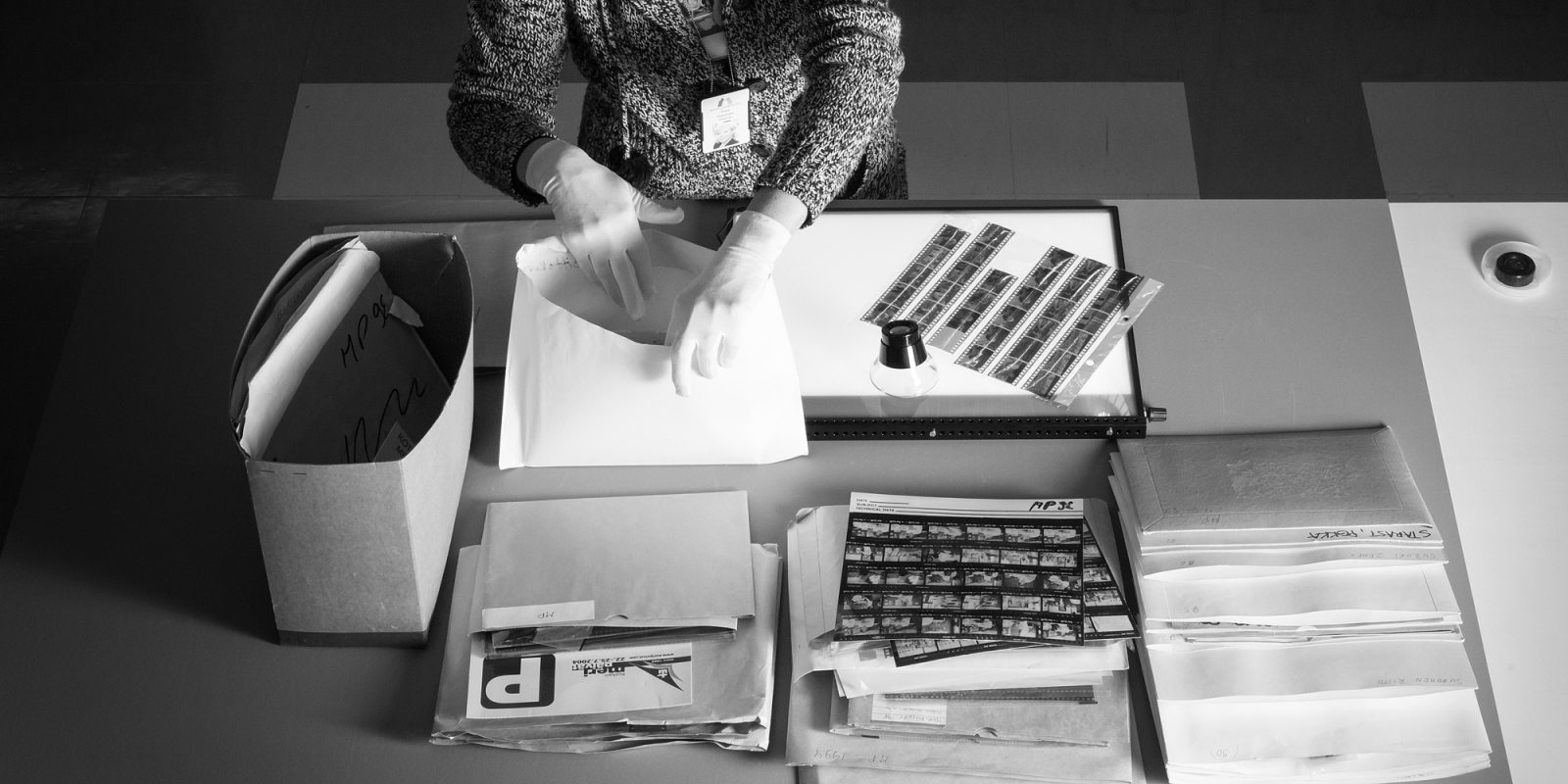 Aineiston käsittelyä Journalistinen kuva-arkisto JOKAn tiloissa (kuva rajattu). Kuvaaja: Ilari Järvinen / JOKA / Museovirasto Aineiston käsittelyä Journalistinen kuva-arkisto JOKAn tiloissa (kuva rajattu). Kuvaaja: Ilari Järvinen / JOKA / Museovirasto