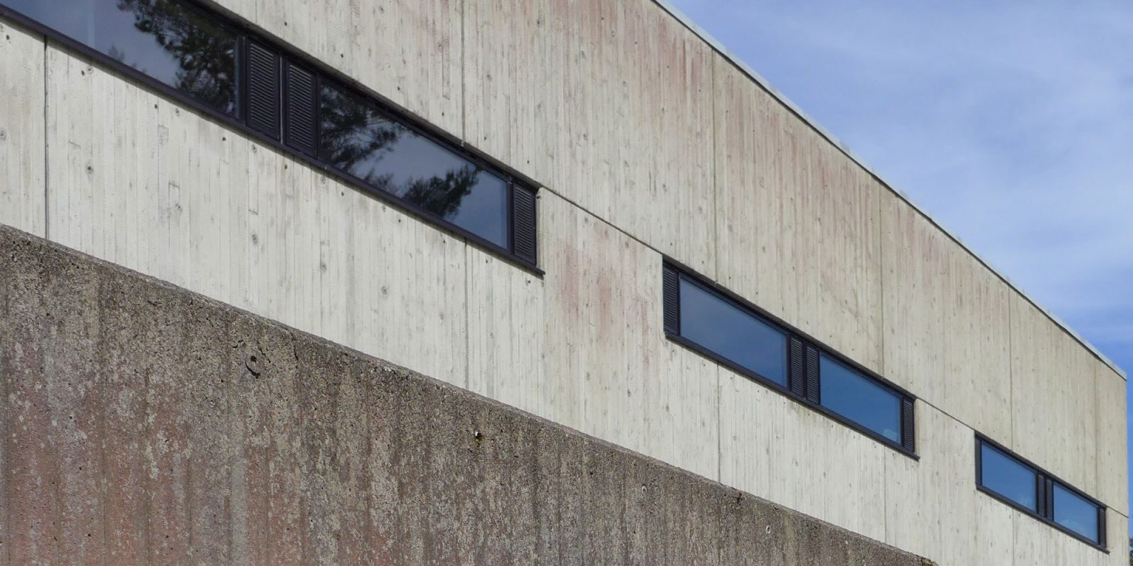 Betonirakennuksen seinää, jossa matalia ikkunoita.. Kuvaaja: Pekka Lehtinen, Museovirasto Betonirakennuksen seinää, jossa matalia ikkunoita.. Kuvaaja: Pekka Lehtinen, Museovirasto