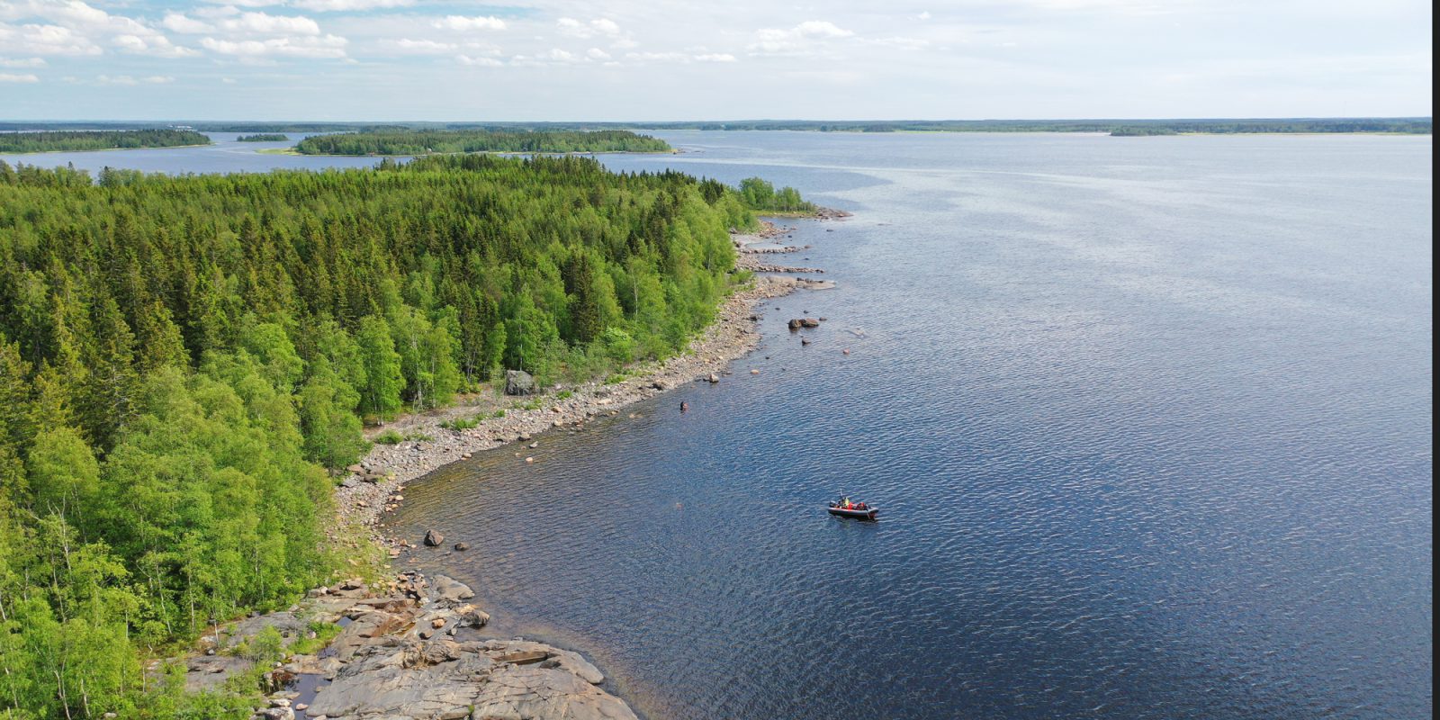 Ilmakuvassa kallioista ja metsäistä merenrantaa. Lähellä rantaa näkyy alus.. Kuvaaja: Jesse Jokinen. Objektinumero: AKMA202102:1 Ilmakuvassa kallioista ja metsäistä merenrantaa. Lähellä rantaa näkyy alus.. Kuvaaja: Jesse Jokinen. Objektinumero: AKMA202102:1