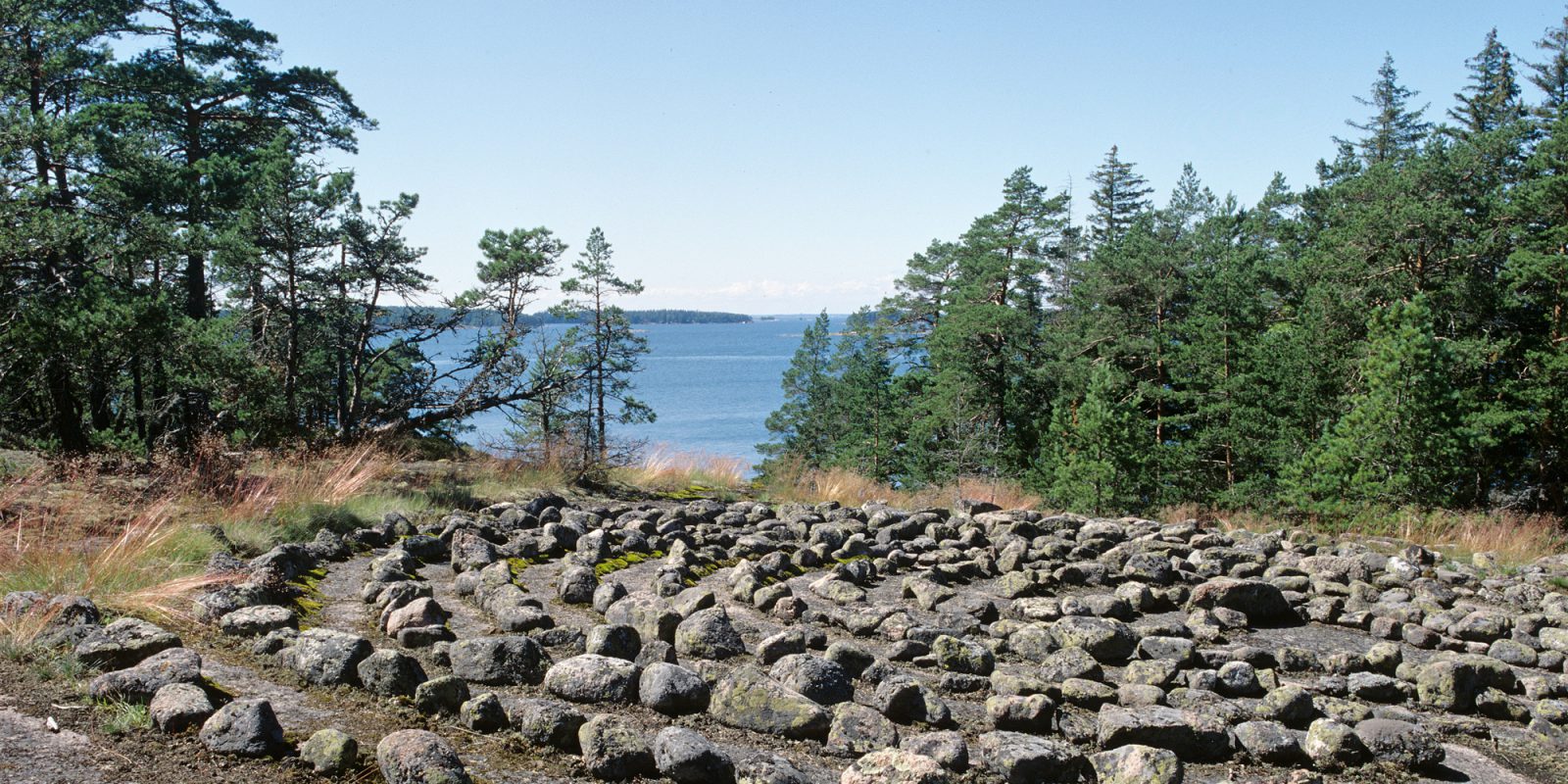 kiviä labyrinttimaisesti ladottuna, meri taustalla kiviä labyrinttimaisesti ladottuna, meri taustalla
