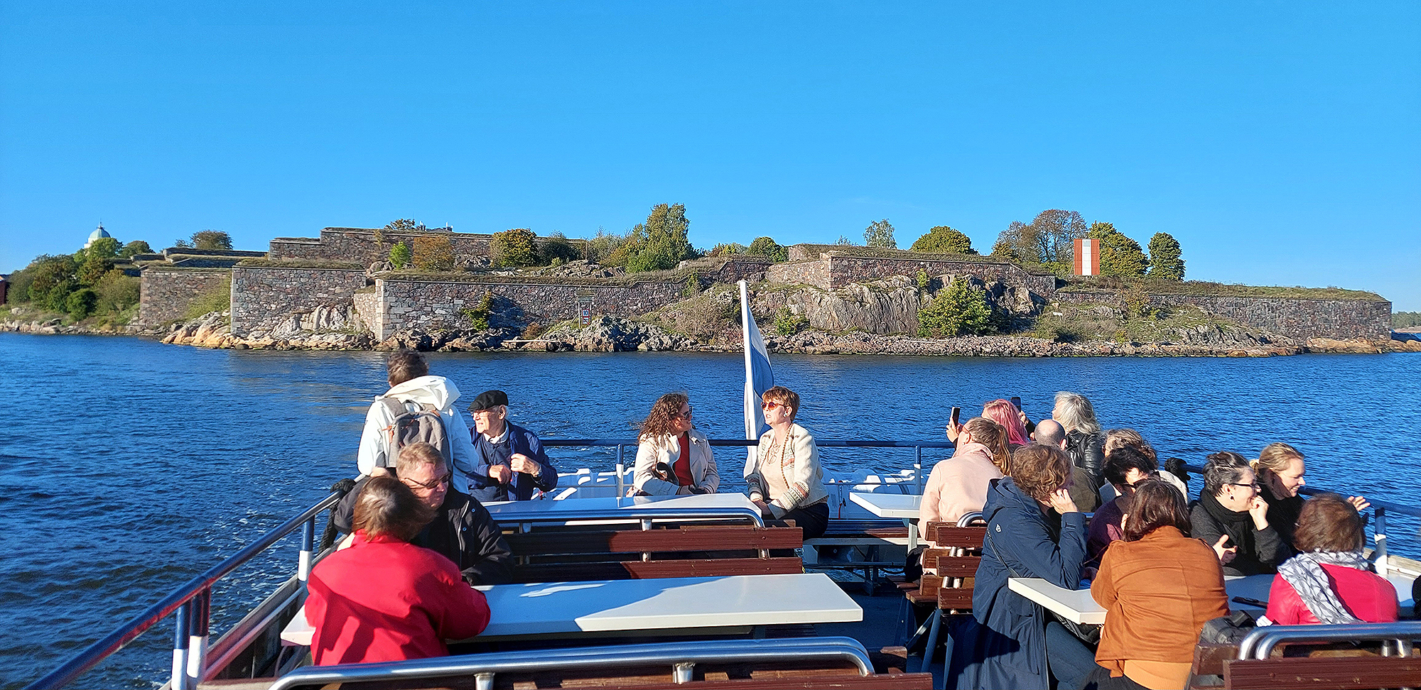 Participants on their way to Suomenlinna Fortress. Photo: Ulla Salmela / FHA