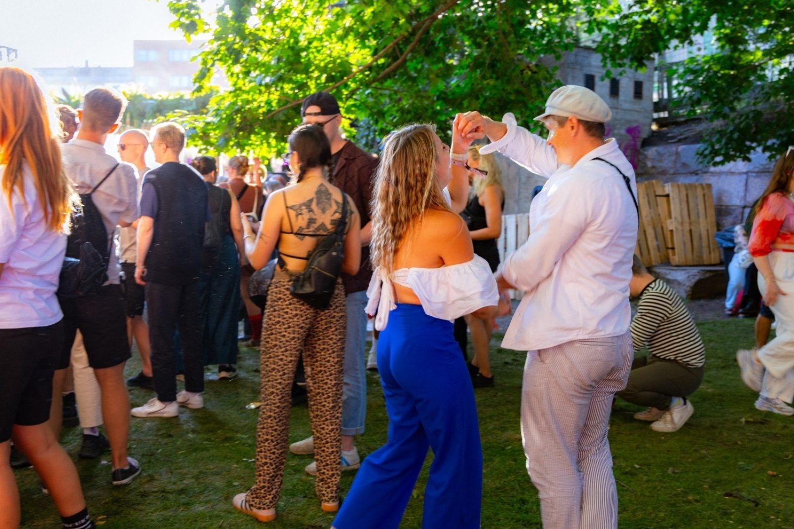 Tanssiva pari. Taustalla ihmisiä selin kameraan.. Kuvaaja: Ninni West, Helsinki Partners