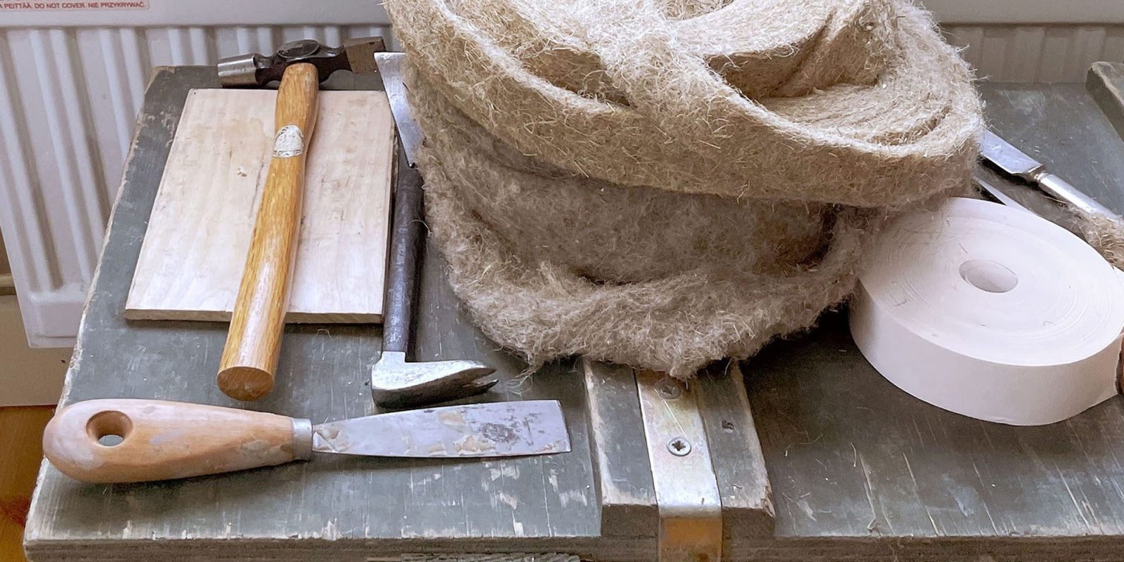 Työkaluja kuluneen puupöydän päällä.. Kuvaaja: Pekka Lehtinen