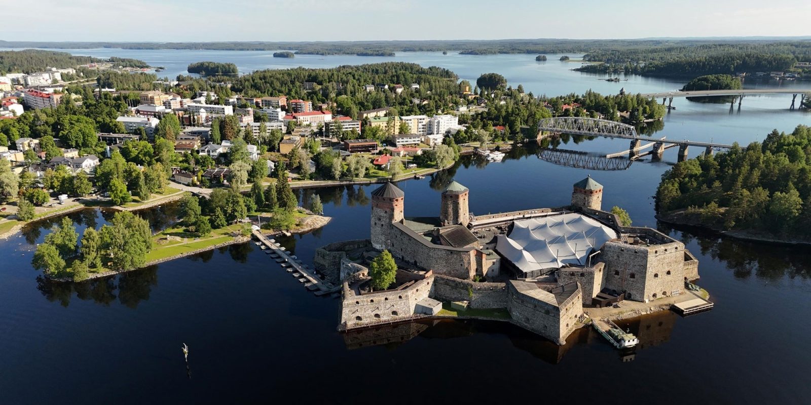 Olavinlinna ympäristöineen kuvattuna ilmasta.. Kuvaaja: Teemu Mökkönen / Museovirasto