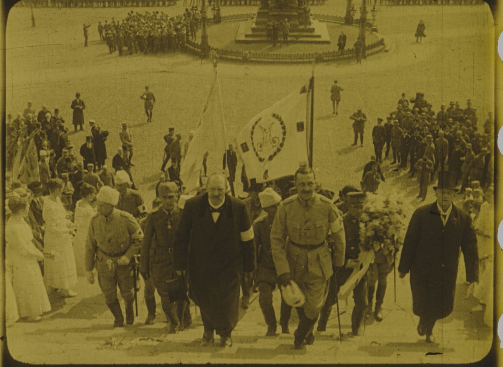Kuvakaappaus Mannerheimin voitonparaatista 1918 kertovasta elokuvasta. Kuvaaja: Museovirasto. Objektinumero: H26038 Kuvakaappaus Mannerheimin voitonparaatista 1918 kertovasta elokuvasta. Kuvaaja: Museovirasto. Objektinumero: H26038