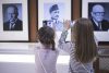 Ihmiset ja tarinat kohtaavat museossa. Kuva: Maija Huitu, Kansallismuseo. Kuvaaja: Maija Huitu, Kansallismuseo