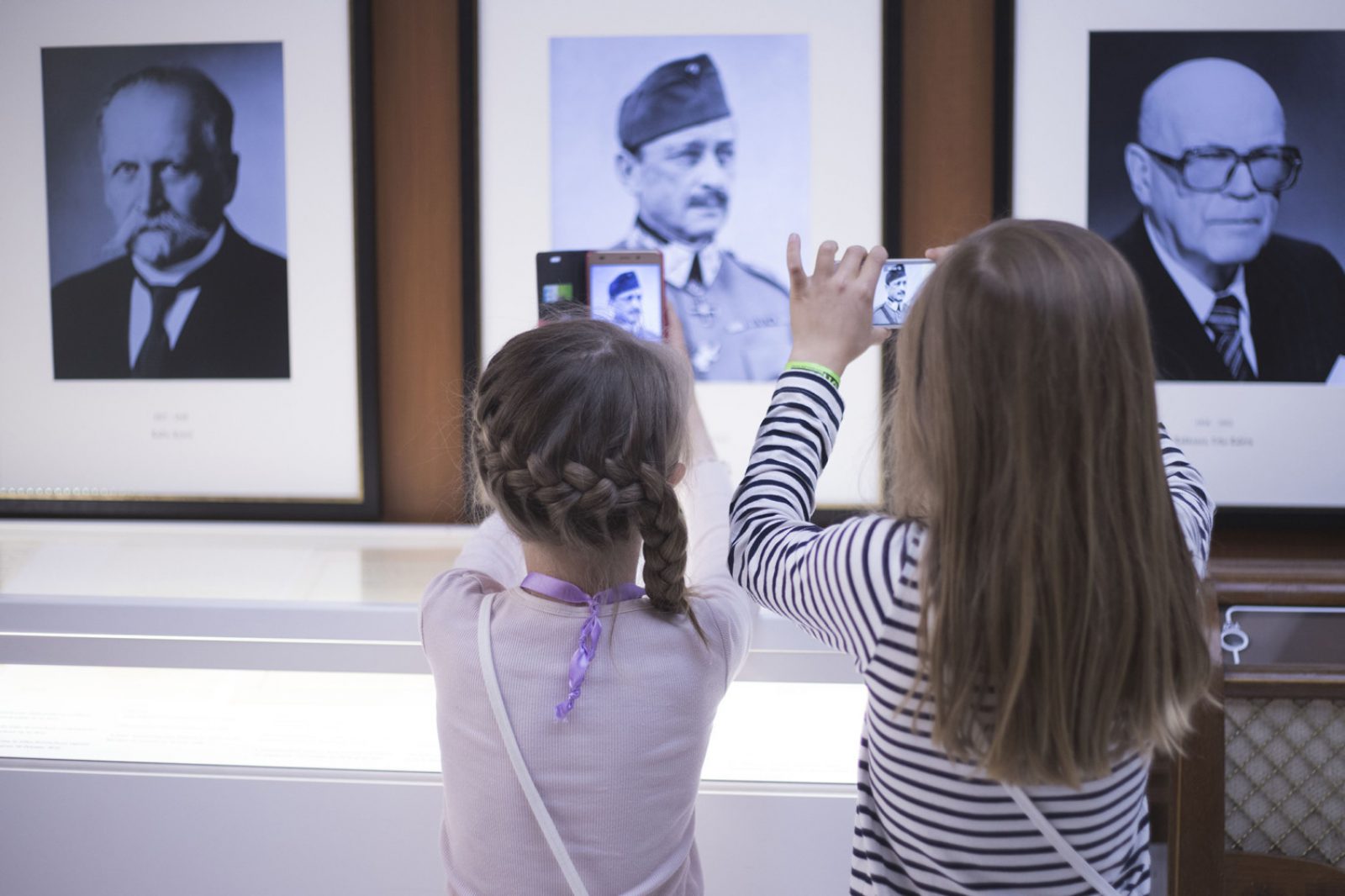 Ihmiset ja tarinat kohtaavat museossa. Kuva: Maija Huitu, Kansallismuseo. Kuvaaja: Maija Huitu, Kansallismuseo Ihmiset ja tarinat kohtaavat museossa. Kuva: Maija Huitu, Kansallismuseo. Kuvaaja: Maija Huitu, Kansallismuseo