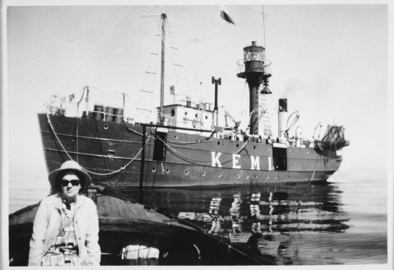 Majakkalaiva Kemi, etualalla Taimi Heikkinen. Kuvaaja: Suomen merimuseon kuvakokoelma / Museovirasto. Majakkalaiva Kemi, etualalla Taimi Heikkinen. Kuvaaja: Suomen merimuseon kuvakokoelma / Museovirasto.