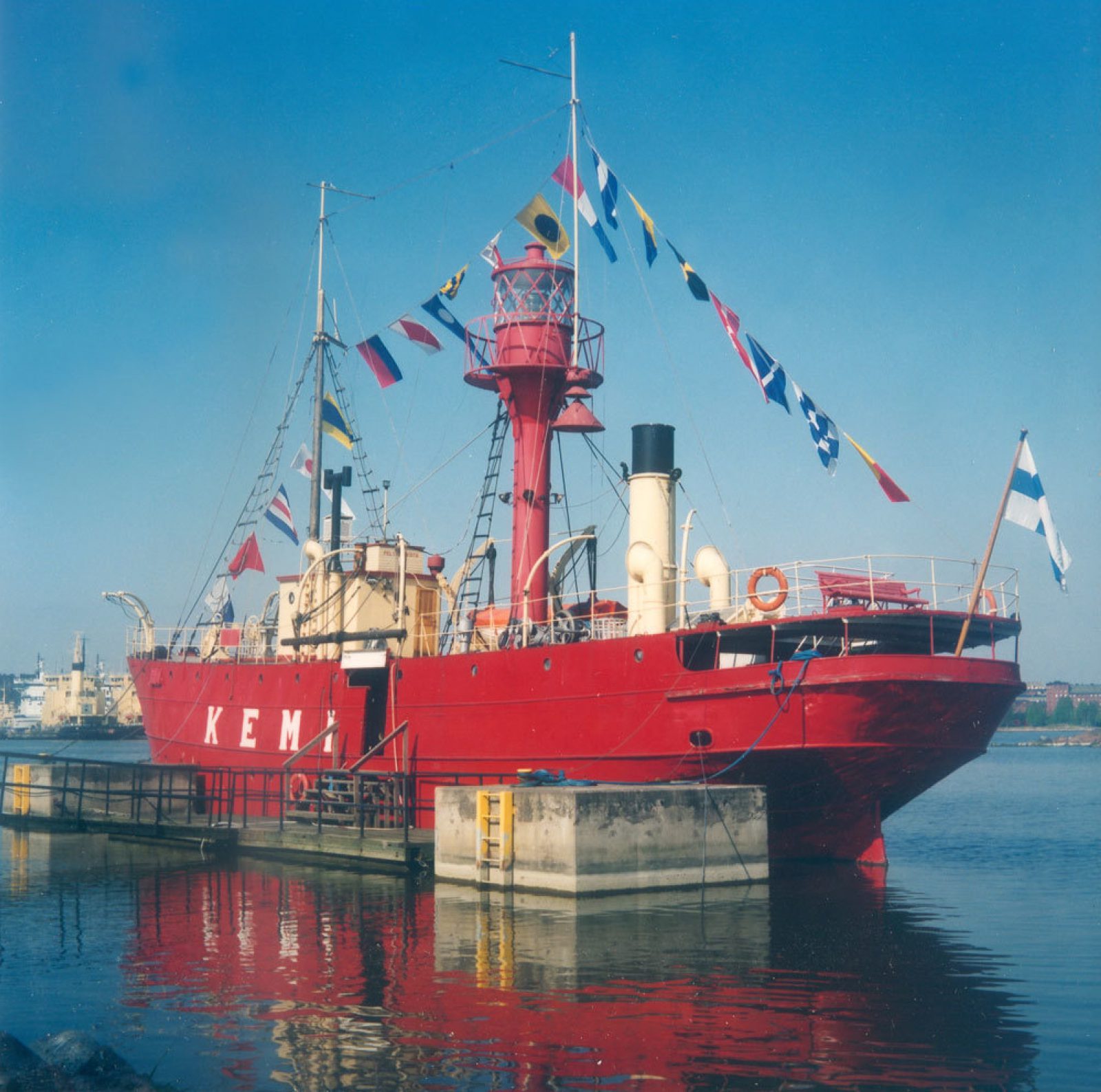 Majakkalaiva Kemi juhlaliputettuna. Kuvaaja: Esko Laine / Suomen merimuseon kuvakokoelma / Museovirasto. Majakkalaiva Kemi juhlaliputettuna. Kuvaaja: Esko Laine / Suomen merimuseon kuvakokoelma / Museovirasto.