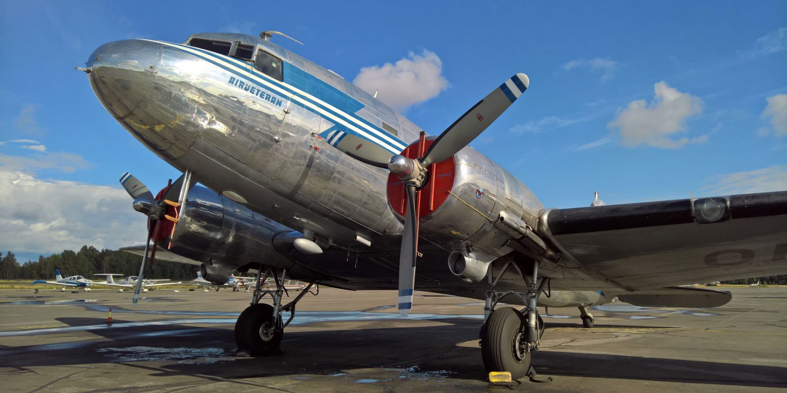 Hopeanvärinen lentokone mallia DC-3-OH-LCH.. Kuvaaja: Mikko Härö Hopeanvärinen lentokone mallia DC-3-OH-LCH.. Kuvaaja: Mikko Härö