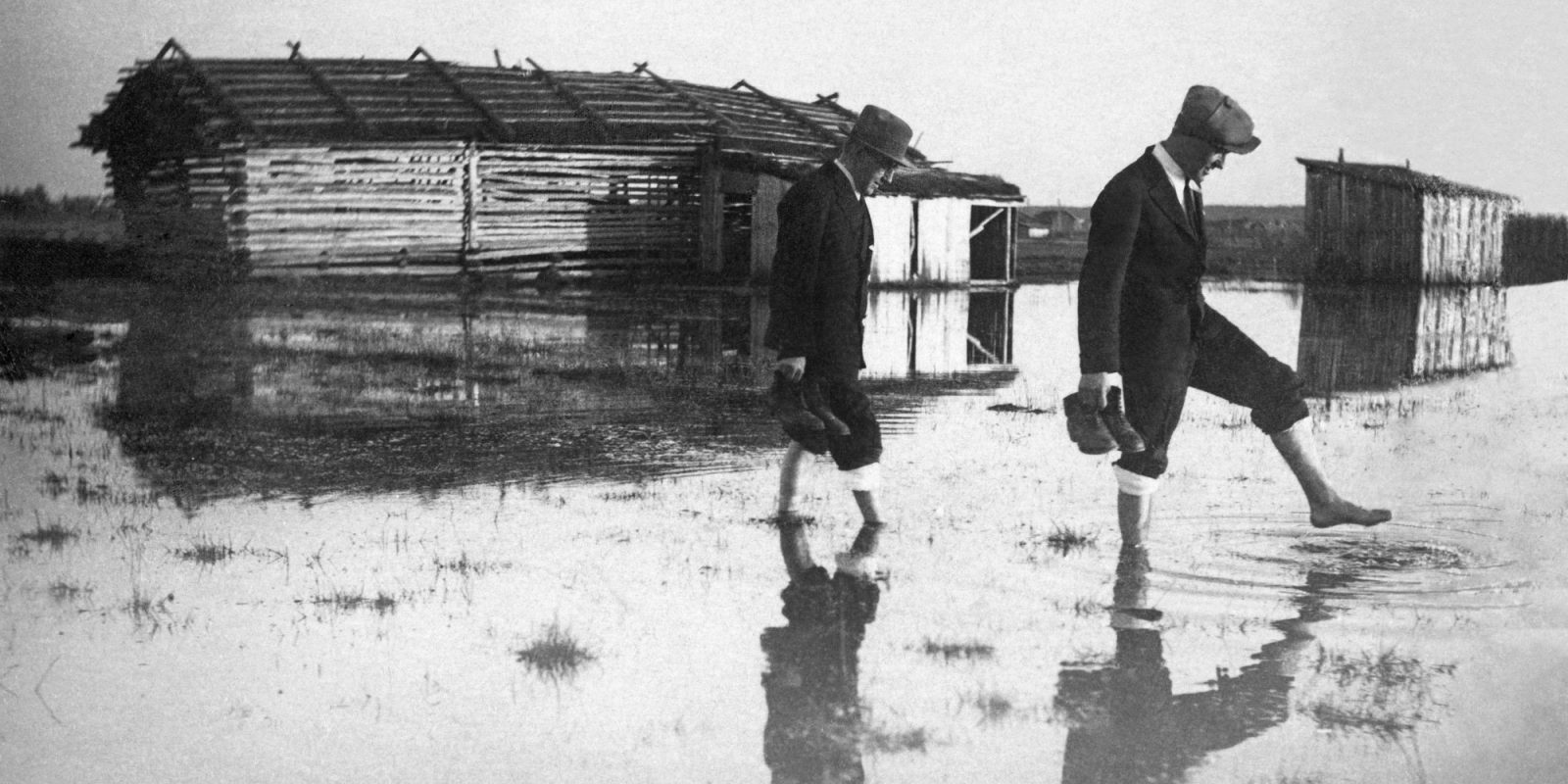 Tulva Etelä-Pohjanmaalla 1934.. Kuvaaja: Lauri Huhtala, Journalistinen kuva-arkisto, Museovirasto. Tulva Etelä-Pohjanmaalla 1934.. Kuvaaja: Lauri Huhtala, Journalistinen kuva-arkisto, Museovirasto.
