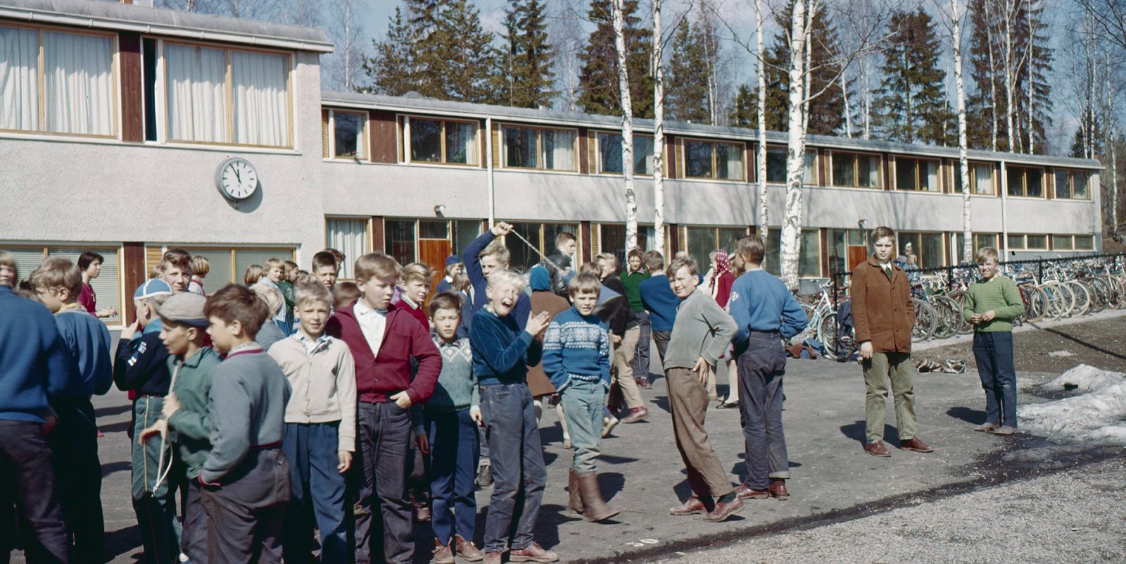 Herokuva Oppilaita koulun pihalla 1965 2000px. Objektinumero: HK19880107B:26 Herokuva Oppilaita koulun pihalla 1965 2000px. Objektinumero: HK19880107B:26