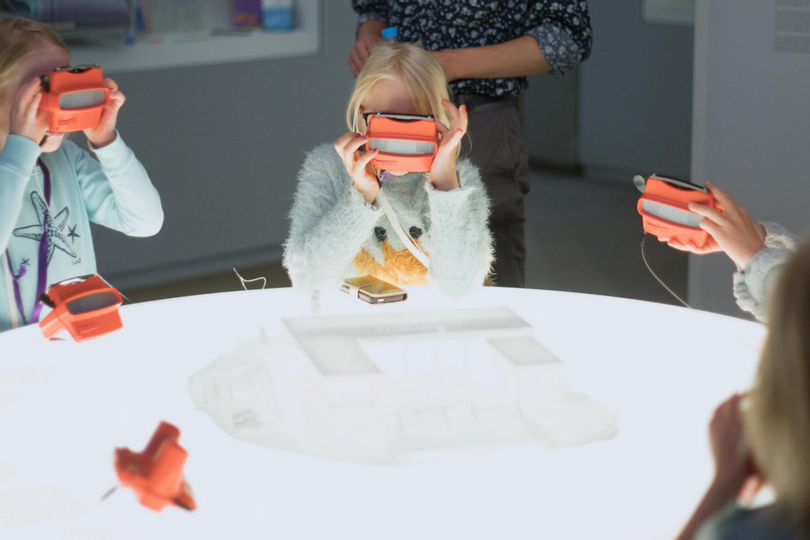 Lapsia katsomassa 3D-kuvia muovisilla katselulaitteilla.. Kuvaaja: Maija Huitu, Museovirasto Lapsia katsomassa 3D-kuvia muovisilla katselulaitteilla.. Kuvaaja: Maija Huitu, Museovirasto