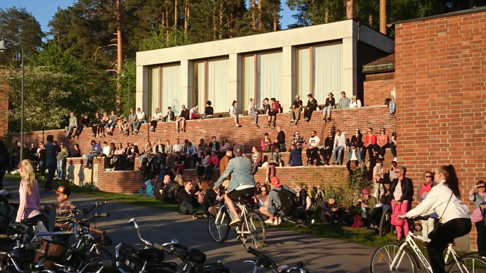 Yleisöä kokoustila Lyhdyn terassimuureilla. Kuvaaja: Pirjo Vuorinen Yleisöä kokoustila Lyhdyn terassimuureilla. Kuvaaja: Pirjo Vuorinen